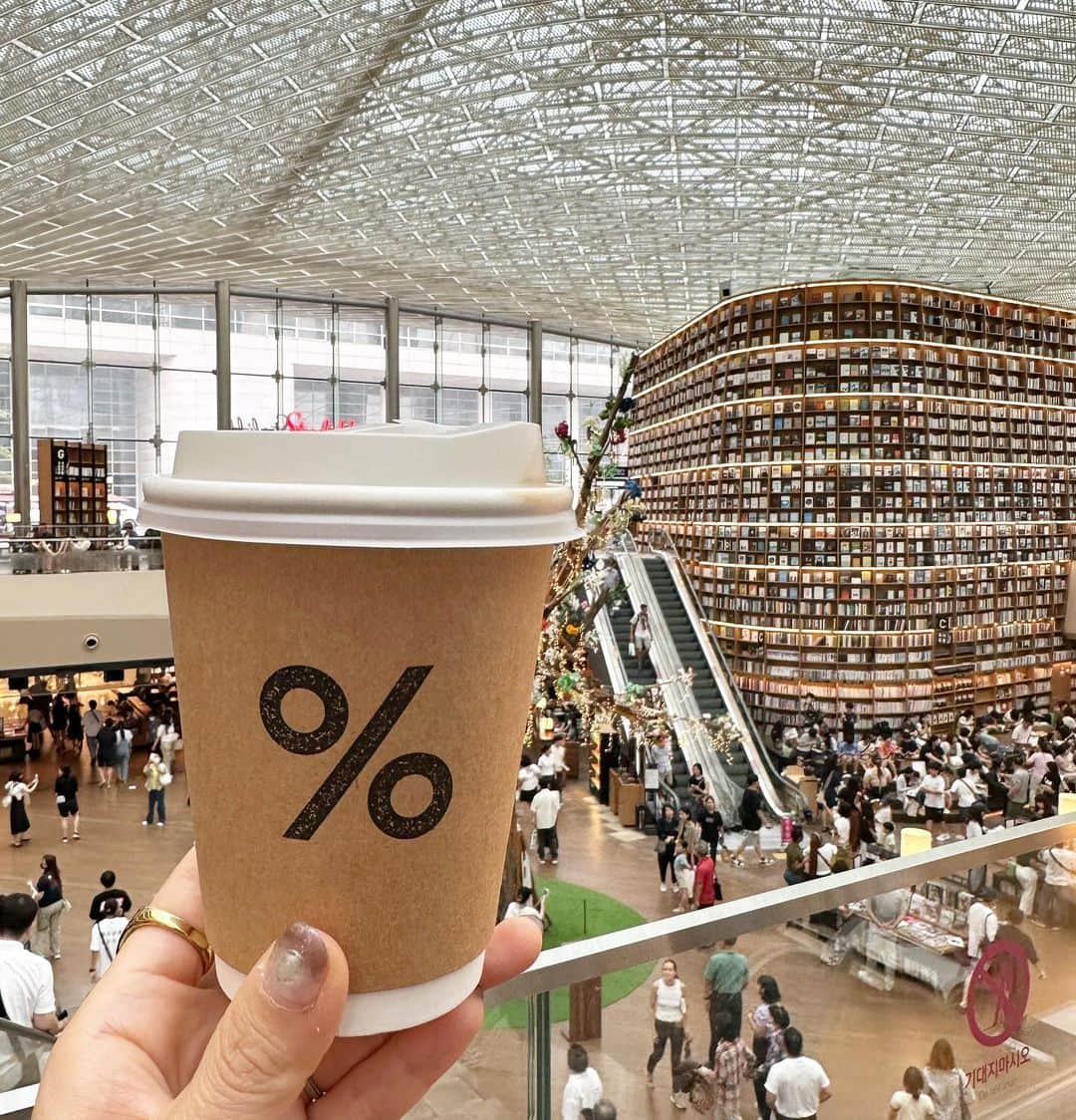 ナカイシミキのインスタグラム：「#ピョルマダン図書館   📕  唯一行きたかったところ  %コーヒーとともに  #アラビカコーヒー #韓国　#韓国旅行 #韓国カフェ #韓国グルメ #arabicacoffee #coex #별마당도서관　#coffeetime #coffee #カフェ巡り #カフェ」