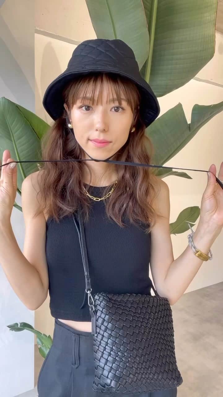 若槻千夏のインスタグラム：「新作コーデ❤︎  キルトハットは5%OFF❤︎❤︎❤︎❤︎  エコレザーBAGは残りわずか☺︎」