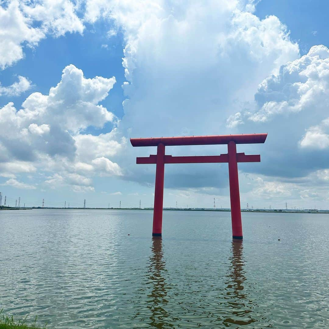 Mai Yamadaさんのインスタグラム写真 - (Mai YamadaInstagram)「東国三社参り⛩️ 鹿島神宮→息栖神社→香取神宮と3社をまわってお参りしてきました🙏🏻  鹿島神宮でご祈祷していただき、パワーアップ💪🏻  #東国三社 #東国三社参り #鹿島神宮 #息栖神社 #香取神宮 #神社#神社巡り #御朱印#御朱印ガール  #御朱印女子  #夏旅 #おでかけ #ドライブ #日帰り#日帰りドライブ」8月18日 21時03分 - yamadamai_719