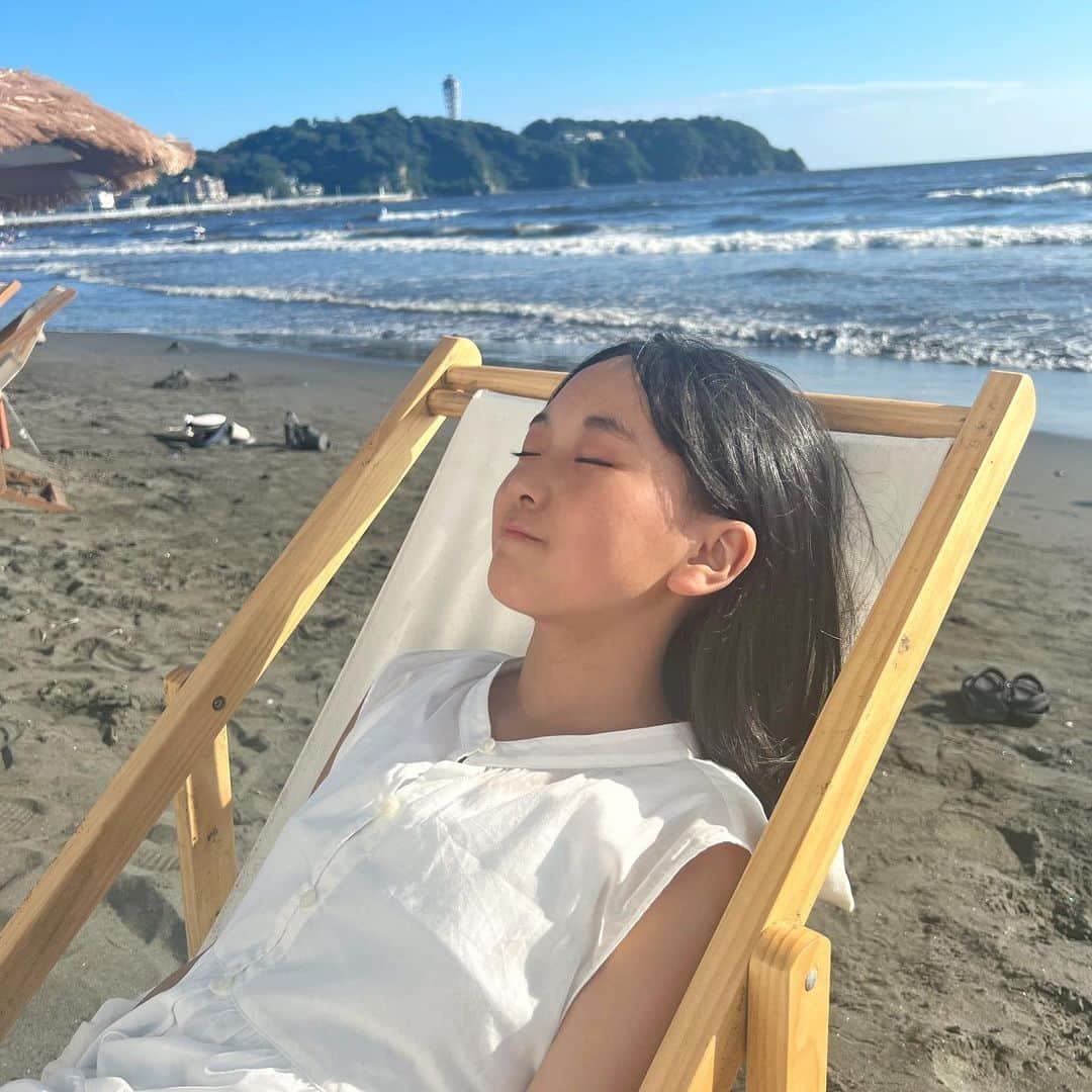 筧沙奈恵さんのインスタグラム写真 - (筧沙奈恵Instagram)「海picnic🏖️ ・ 昨日10歳のお誕生日だった娘のリクエストで、江ノ島で海ピクニックをしてきました✨ ・ 可愛いパラソルやシート、小物をレンタルできて、写真もスタッフさんに撮ってもらえます！とってもオシャレな写真が撮れました🤳気になる方は @picnic_mimi を見てみてくださいね👍 ・ そのあとは海でたっぷり遊んで、夕陽を見ました😍キレイだった✨ ・ #海　#海水浴場　#江ノ島　#海コーデ  #海好きな人と繋がりたい #海ピクニック　#親子写真　#母娘写真　#母娘　#親子　#親子コーデ　#リンクコーデ　#親子リンクコーデ」8月18日 21時03分 - sanaekakei