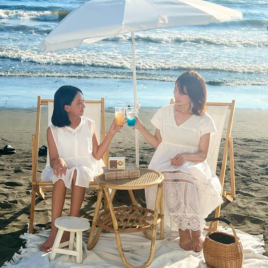 筧沙奈恵さんのインスタグラム写真 - (筧沙奈恵Instagram)「海picnic🏖️ ・ 昨日10歳のお誕生日だった娘のリクエストで、江ノ島で海ピクニックをしてきました✨ ・ 可愛いパラソルやシート、小物をレンタルできて、写真もスタッフさんに撮ってもらえます！とってもオシャレな写真が撮れました🤳気になる方は @picnic_mimi を見てみてくださいね👍 ・ そのあとは海でたっぷり遊んで、夕陽を見ました😍キレイだった✨ ・ #海　#海水浴場　#江ノ島　#海コーデ  #海好きな人と繋がりたい #海ピクニック　#親子写真　#母娘写真　#母娘　#親子　#親子コーデ　#リンクコーデ　#親子リンクコーデ」8月18日 21時03分 - sanaekakei