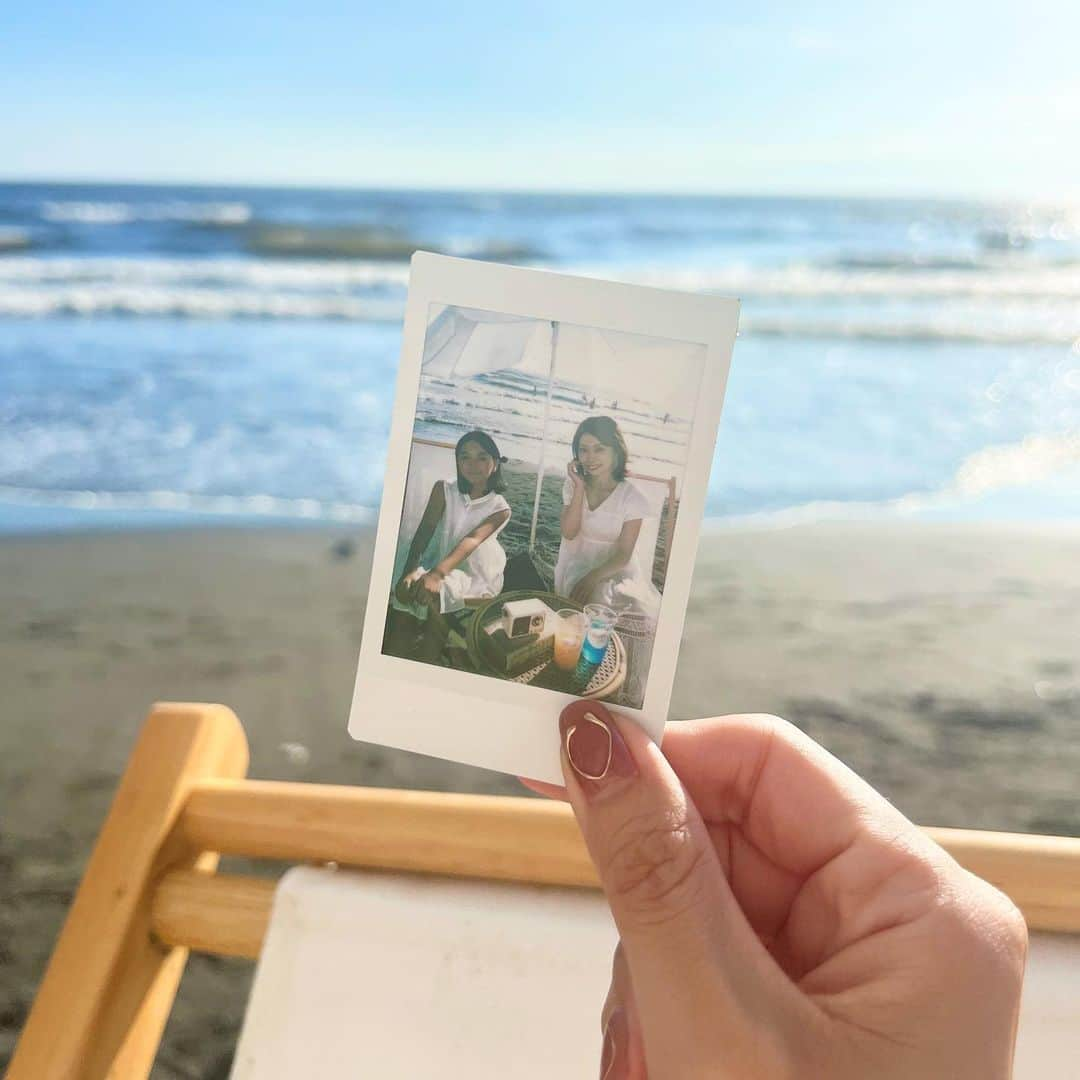 筧沙奈恵さんのインスタグラム写真 - (筧沙奈恵Instagram)「海picnic🏖️ ・ 昨日10歳のお誕生日だった娘のリクエストで、江ノ島で海ピクニックをしてきました✨ ・ 可愛いパラソルやシート、小物をレンタルできて、写真もスタッフさんに撮ってもらえます！とってもオシャレな写真が撮れました🤳気になる方は @picnic_mimi を見てみてくださいね👍 ・ そのあとは海でたっぷり遊んで、夕陽を見ました😍キレイだった✨ ・ #海　#海水浴場　#江ノ島　#海コーデ  #海好きな人と繋がりたい #海ピクニック　#親子写真　#母娘写真　#母娘　#親子　#親子コーデ　#リンクコーデ　#親子リンクコーデ」8月18日 21時03分 - sanaekakei