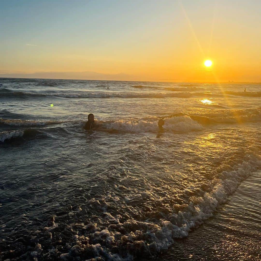 筧沙奈恵さんのインスタグラム写真 - (筧沙奈恵Instagram)「海picnic🏖️ ・ 昨日10歳のお誕生日だった娘のリクエストで、江ノ島で海ピクニックをしてきました✨ ・ 可愛いパラソルやシート、小物をレンタルできて、写真もスタッフさんに撮ってもらえます！とってもオシャレな写真が撮れました🤳気になる方は @picnic_mimi を見てみてくださいね👍 ・ そのあとは海でたっぷり遊んで、夕陽を見ました😍キレイだった✨ ・ #海　#海水浴場　#江ノ島　#海コーデ  #海好きな人と繋がりたい #海ピクニック　#親子写真　#母娘写真　#母娘　#親子　#親子コーデ　#リンクコーデ　#親子リンクコーデ」8月18日 21時03分 - sanaekakei