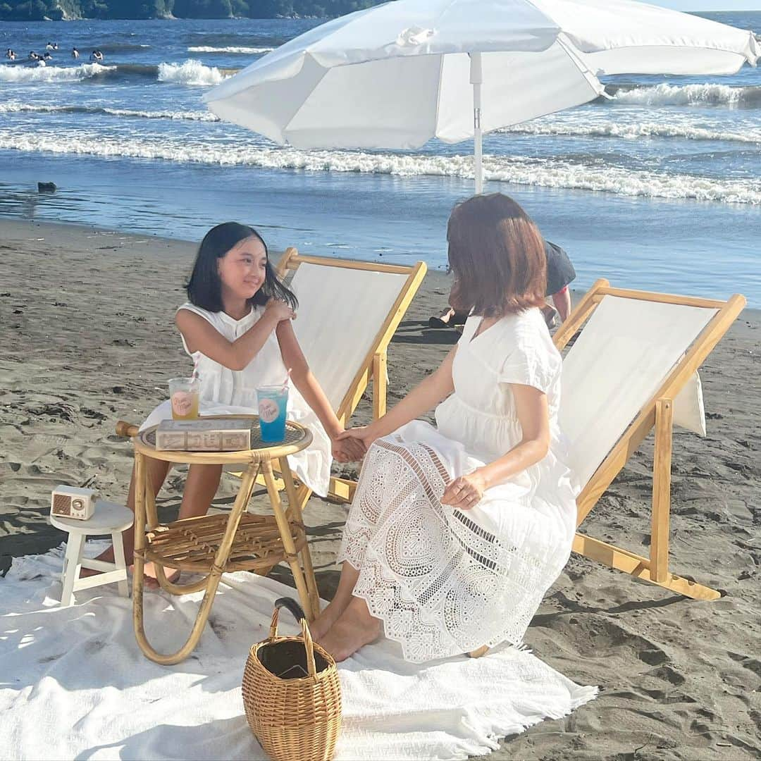 筧沙奈恵さんのインスタグラム写真 - (筧沙奈恵Instagram)「海picnic🏖️ ・ 昨日10歳のお誕生日だった娘のリクエストで、江ノ島で海ピクニックをしてきました✨ ・ 可愛いパラソルやシート、小物をレンタルできて、写真もスタッフさんに撮ってもらえます！とってもオシャレな写真が撮れました🤳気になる方は @picnic_mimi を見てみてくださいね👍 ・ そのあとは海でたっぷり遊んで、夕陽を見ました😍キレイだった✨ ・ #海　#海水浴場　#江ノ島　#海コーデ  #海好きな人と繋がりたい #海ピクニック　#親子写真　#母娘写真　#母娘　#親子　#親子コーデ　#リンクコーデ　#親子リンクコーデ」8月18日 21時03分 - sanaekakei