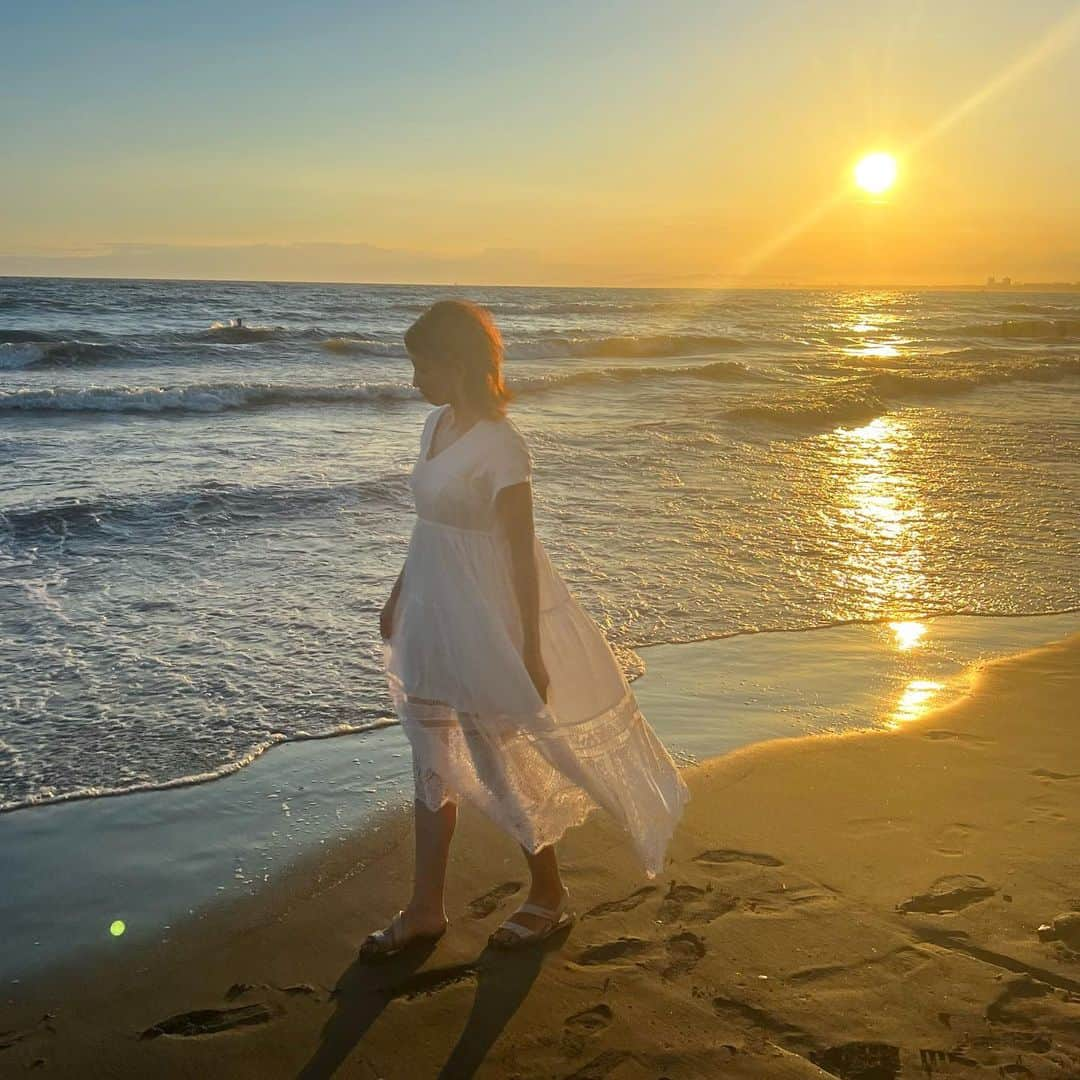 筧沙奈恵さんのインスタグラム写真 - (筧沙奈恵Instagram)「海picnic🏖️ ・ 昨日10歳のお誕生日だった娘のリクエストで、江ノ島で海ピクニックをしてきました✨ ・ 可愛いパラソルやシート、小物をレンタルできて、写真もスタッフさんに撮ってもらえます！とってもオシャレな写真が撮れました🤳気になる方は @picnic_mimi を見てみてくださいね👍 ・ そのあとは海でたっぷり遊んで、夕陽を見ました😍キレイだった✨ ・ #海　#海水浴場　#江ノ島　#海コーデ  #海好きな人と繋がりたい #海ピクニック　#親子写真　#母娘写真　#母娘　#親子　#親子コーデ　#リンクコーデ　#親子リンクコーデ」8月18日 21時03分 - sanaekakei