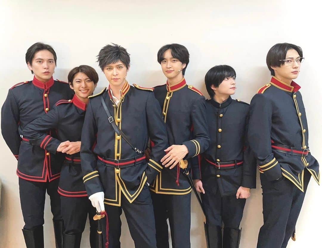 辻凌志朗のインスタグラム：「#舞台わた婚 7日目、ご来場誠にありがとうございました。 対異特殊部隊。 部隊で写真撮ると、改めて自分が軍人であると言う事を再認識し、気が引き締まります。  残り2日となりました。 舞台わた婚を、対異特殊部隊を、そして最上勇の応援宜しくお願いします👓」