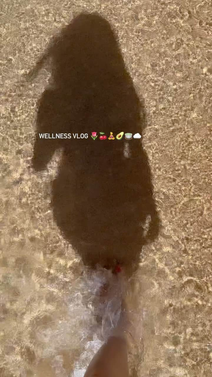 近藤しづかのインスタグラム：「Wellness Vlog 🤍  #キレイの習慣 #健康的な身体作り #朝ヨガ #水をこまめに飲む #深呼吸 #野菜たっぷりレシピ#healthylifestyle #wellnesslifestyle #morningyoga」