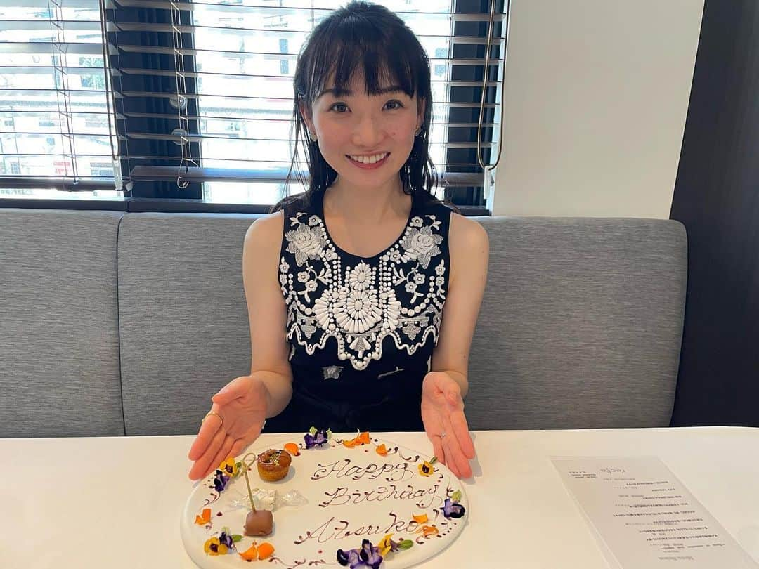 芽華ららさんのインスタグラム写真 - (芽華ららInstagram)「🎂💓🎂💓🎂 ⁡ 𝑯𝒂𝒑𝒑𝒚 𝒃𝒊𝒓𝒕𝒉𝒅𝒂𝒚 𝒕𝒐 𝒎𝒆 ⁡ お誕生日でした☺️ 今日はせっかくやから出掛けようと提案してくれたけど、暑すぎて却下🤣 ゆっくりとランチに行きました🩷 ⁡ 初めて飲んだオレンジワイン🍷🍊 渋みが強かったけど、美味しかった🧡 ⁡ 夜はおチビさんがたんたん誕生日歌ってくれて、クラッカーぱーん🎉してくれました🥰 ⁡ いくつになっても誕生日は嬉しいですね🤭💓 ⁡ 今年は一年心穏やかに元気に過ごせたらと思います😊 ⁡ ⁡ #happybirthday#michelinrestaurant #誕生日 #ランチ #いつもありがとう #rarastagram #❤️」8月18日 21時18分 - rara.world