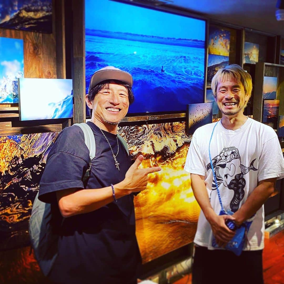 森本千絵さんのインスタグラム写真 - (森本千絵Instagram)「波写真家　夏井瞬さんの 「瞬matataki」展に  Mr.Children桜井さんが 来en°くださいました。  夏井さんの写真を楽しくみてくださいました。  そして、SUNRISEシャツに goen°キャップ、夏井瞬Tシャツを 気に入ってくださいました。  とっても似合ってました。 みていたら、私も欲しくなり 買いましたw  ところで、そもそも 夏井瞬さんとは 桜井さんからのご縁で、出会うことができました。  reborn art festivalで夏井さんの波の動画でforgiveな空間作品を作らせていただいたり。 素敵な光を私たちに魅せてくれます。  夏井瞬さんの写真集もこのたび goen°にありご本人に会えたらサインくださいます。  桜井さんの素敵なコメントが帯として包んでおります。  写真も販売中です。  ぜひ、いらしてください。  つづく。  #shunnatsui #wave #surf #water #photo #photography #goen #chiemorimoto  #kazutoshisakurai #mrchildren」8月18日 21時13分 - chiemorimoto_goen