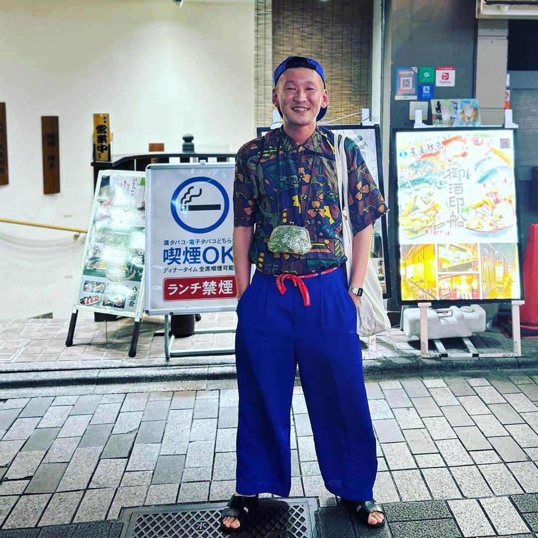 市川刺身さんのインスタグラム写真 - (市川刺身Instagram)「今日の服装。 ルミネ夜公演とキングオブコント準決勝進出者発表の日。  ウスノロで購入したステンドグラスみたいな軽いシャツ。 高円寺の古着屋で購入したお気に入りの青ズボンを最高円寺の靴紐で縛って。 高円寺で購入した青々とした帽子に黒の便所サンダルと金のがま口にナップサックとトートバッグにコント道具入れて。 この二日間ソワソワしてたまらない日でルミネ出番前の路上でキングオブコントの結果発表を見て準決勝進出してました。 終わりで竹馬と久しぶりに2人で飲みに行きました。 まだまだここから振り絞って頑張ろう。 店出た所で竹馬に撮ってもらいました。 竹馬と応援してくれてるみんなありがとうございます。  #今日着た服 #ファッション #古着 #キングオブコント #ここから #頑張れ」8月18日 21時14分 - soitsudoitsu