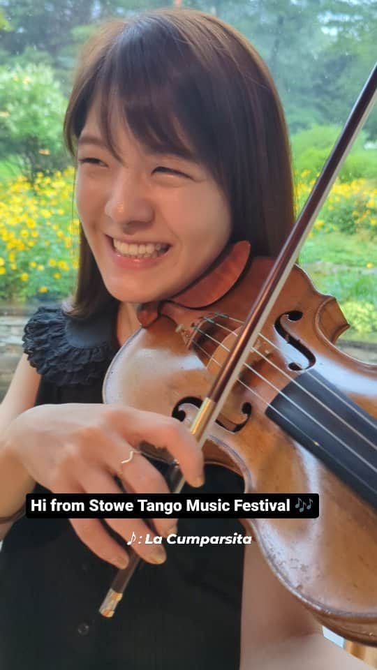 廣津留すみれのインスタグラム：「Hi from the beautiful tango house in Vermont! 🤍  タンゴ音楽祭のため今年も 米国バーモント州に来ています！💃🌲  モーニングショーはリモートでお届けしました✨  Thanks @stowetango for having me again 🫶🎉  #衣装 @beams_official        #vermont #stowe #musicfestival #fashion #violin #beams #musicianlife #ラクンパルシータ」