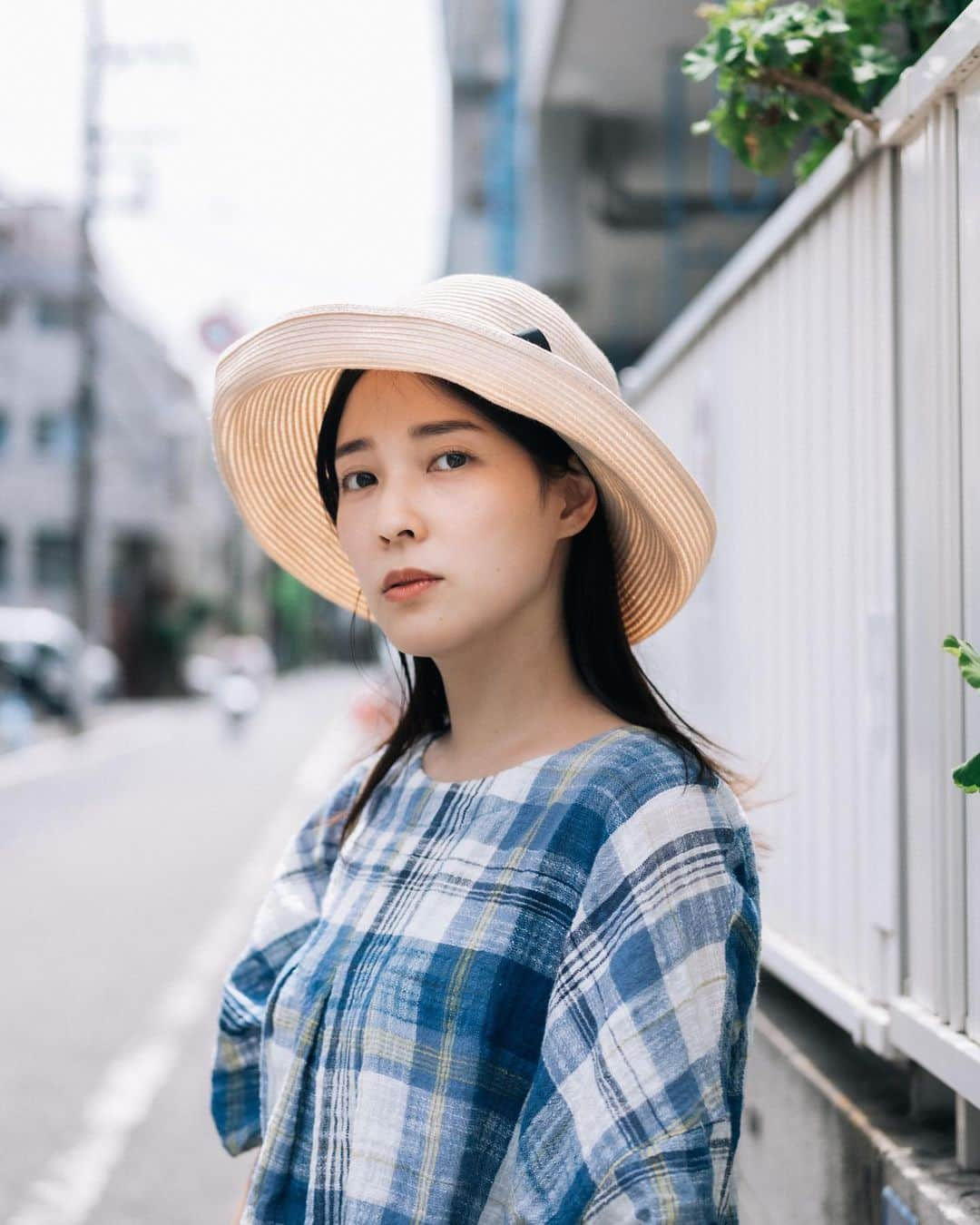 奈津子さんのインスタグラム写真 - (奈津子Instagram)「本日8/18で誕生日を迎えました。お祝いのメッセージをくださった方々本当に有難うございます。追って返信させてくださいね☺️✨  最近は働く母としてのフェーズが追加されたことで仕事の幅が広がったり、逆に悔しい想いをしたり。進化しているのか、はたまた傍観を得たのか。嬉しくてかなしくて。感情のジェットコースターが激しくて人間してるなあって。  また子育てが始まって以来の修羅場があったり(もう大丈夫🙆‍♀️)おいおいマジかよ！って呟くほど大変なこともありましたがおかげさまで今が人生で一番楽しいです。  もしタイムマシーンがあれば、早めに大人になってしまった少女の頃の自分に伝えてあげたいな、なんてね。これからも私らしく頑張るので、どうか温かく見守ってくださいね。  #家電 #家電好き #家電女優 #奈津子 #ポートレート #ポートレート撮影  #帽子 #誕生日 #バースデー #🎂  #おたんじょうび #birthday #mybirthday」8月18日 21時16分 - natsuko_kaden