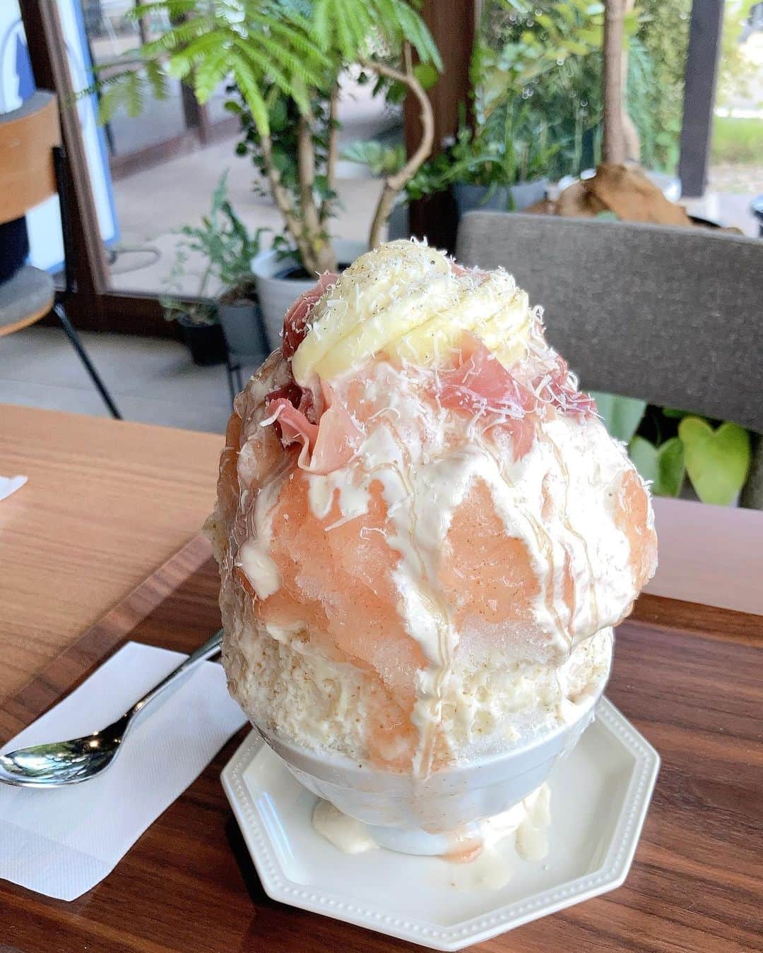 maiii0301のインスタグラム：「𝙲𝙰𝙵𝙴 𖠚໊𖠚  𝐚𝐧𝐝  Laundry  @lushwashcafe   控えめに言っても美味しくてオススメ～！！！✨ だいすきだったぁー😍  生イチジク氷♡  マスカルポーネチーズがかかってて西京味噌も使用してる 地産イチジクに生ハム✖️ブラックペッパー✖️パルメザンチーズ 中にはカシューナッツプリンがまた初めましてで味わって頂きましたー♡  全て好きな子達ばかり♡写真みてるともうまた食べたい🤤🫶🩷  お友達はあんず氷♡  杏仁クリーム、あんずソース、コンポート、中にはパンナコッタ～  ━︎━︎━︎━︎━︎━︎━︎━︎━︎━︎━︎━︎━︎━︎━︎━︎━︎━︎━︎ かき氷には、すべて 台湾茶 ⃞⃛୭ᐝが付いてくる♡  その心遣いがまた素敵ー🤭 わかってらっしゃる👏  あんず氷など、そろそろ終わっちゃいますって〜氷、各種9月の頭はまだありますが、フルーツたちは、無くなり次第終了です🫢  秋の新メニュー🌰栗の氷も… 期待しちゃう🤭    お店の社員さんたちでメニュー考案してる 本当 天才👏✨ ゆりんこ♡おつかれさまー 惚れてまうやろぉー♡笑」