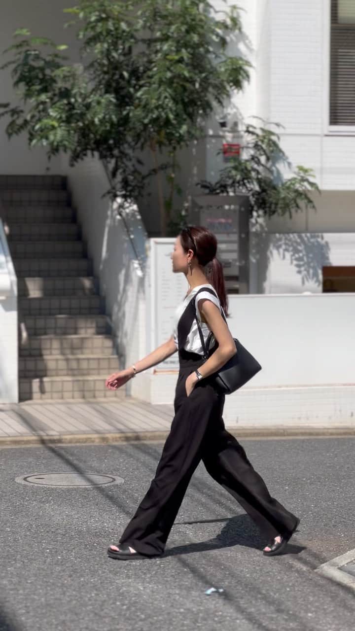 金子麻貴のインスタグラム：「日に日にこんがり☀️ もう半分くらい諦めてる🤣  そんな真夏のコーデはサロペットでモノトーンコーデ🖤  ストンとオチ感のあるストレートワイドで胸元のVカットが大人なサロペット✨トップスの黒ボタンが効いてこの合わせもお気に入り🩷  お問合せが絶えないVカットサロペットの追加再販は22日20時からスタートです👍✨ @re_gleam   #fashion#reels#reelsinstagram #regleam#elendeek#michinoparis#サロペット#モノトーンコーデ#ママコーデ#シンプルコーデ#夏コーデ#サンダル」