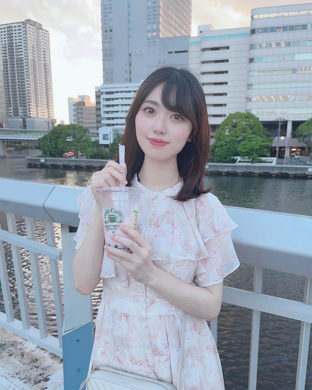 星名あゆみのインスタグラム：「いまだにタピオカにハマってる🧋🤍🥹 タピオカなくならないで〜😂笑  新しいワンピースきた👗🩵  #proportion #snidel #furfur #shein #タピオカ #セミロング #ワンピースコーデ#夏服コーデ#오오티디 #데일리룩」