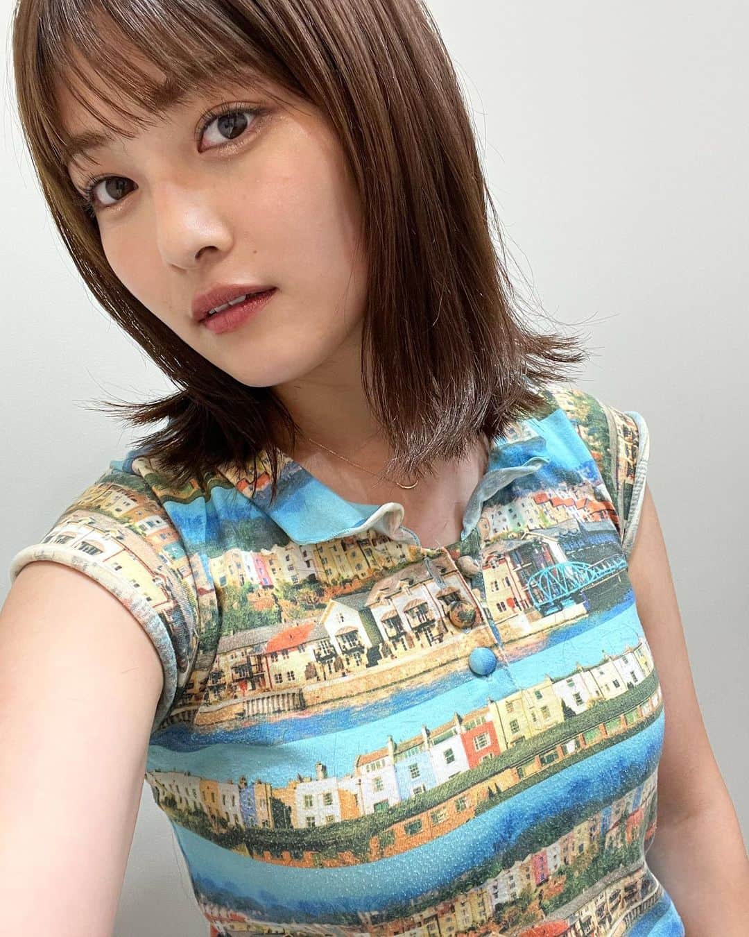 井上咲楽のインスタグラム：「中学生の時以来ずっとロングだった髪をミディアムまでばっさりカットしてもらいました！  身長が154センチと小さめなので、短くしたことで着られる服も増える気が…！ はー！明日が楽しみだ！ イメチェンたのしい！！」