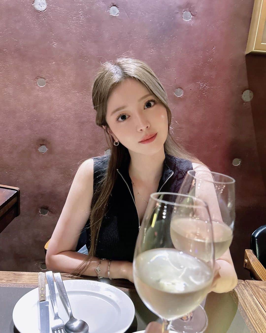 山本月のインスタグラム：「🍷🤍」