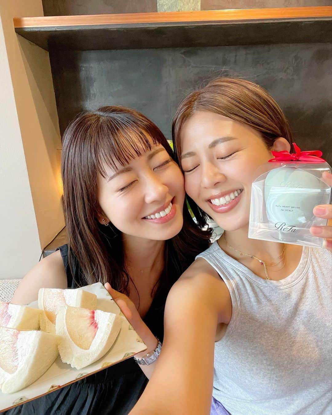 小山ひかるのインスタグラム：「夏海さんお誕生日おめでとうございます🎂❤️✨  美味しすぎるフルーツサンドと 美味しすぎる紅茶を飲みながら 深すぎる話ずっとしてた🤣✨  楽しすぎてあっという間!!🩷  遅くなりましたが素敵な1年にして下さい😚💕 . . #カフェ #紅茶 #フルーツサンド #tea #teatime #happybirthday #お誕生日 #おめでとう #おめでとうございます #大好き #先輩 #model #happy #smile #表参道 #omotesando」