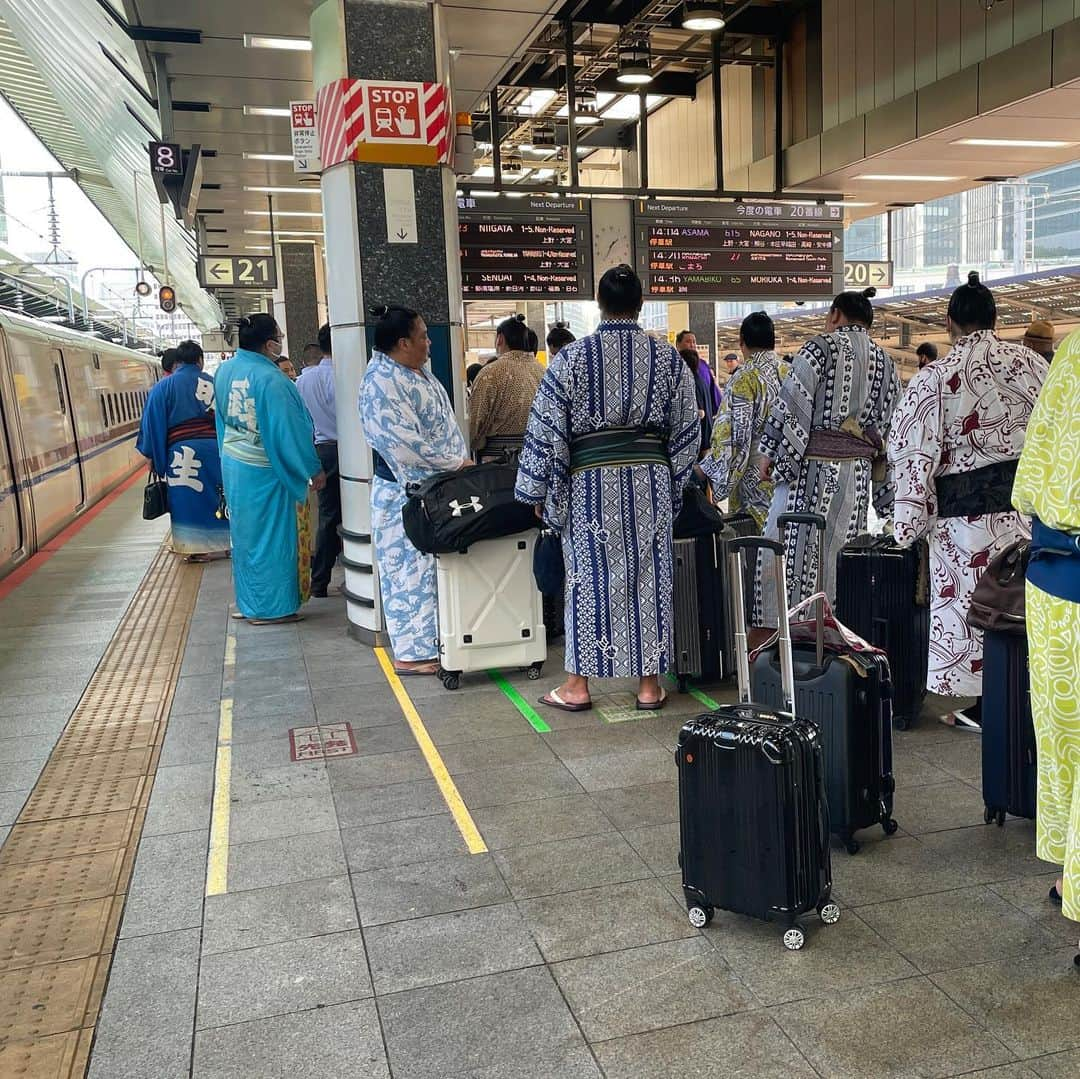 日本相撲協会さんのインスタグラム写真 - (日本相撲協会Instagram)「移動日の様子。  夏巡業の移動のため、東京駅で撮影した様子をお届け！ 力士をはじめとした親方や行司などの協会員がまとまって電車で移動する様を通称「相撲列車」とも言います。  @sumokyokai #sumo #相撲 #巡業 #力士 #お相撲さん #相撲列車 #東京 #東京駅 #電車 #tokyo #japan #japanculture #大栄翔 #宇良 #錦木 #朝乃山 #北の若 #琴ノ若 #若元春 #阿炎#玉鷲」8月18日 21時30分 - sumokyokai