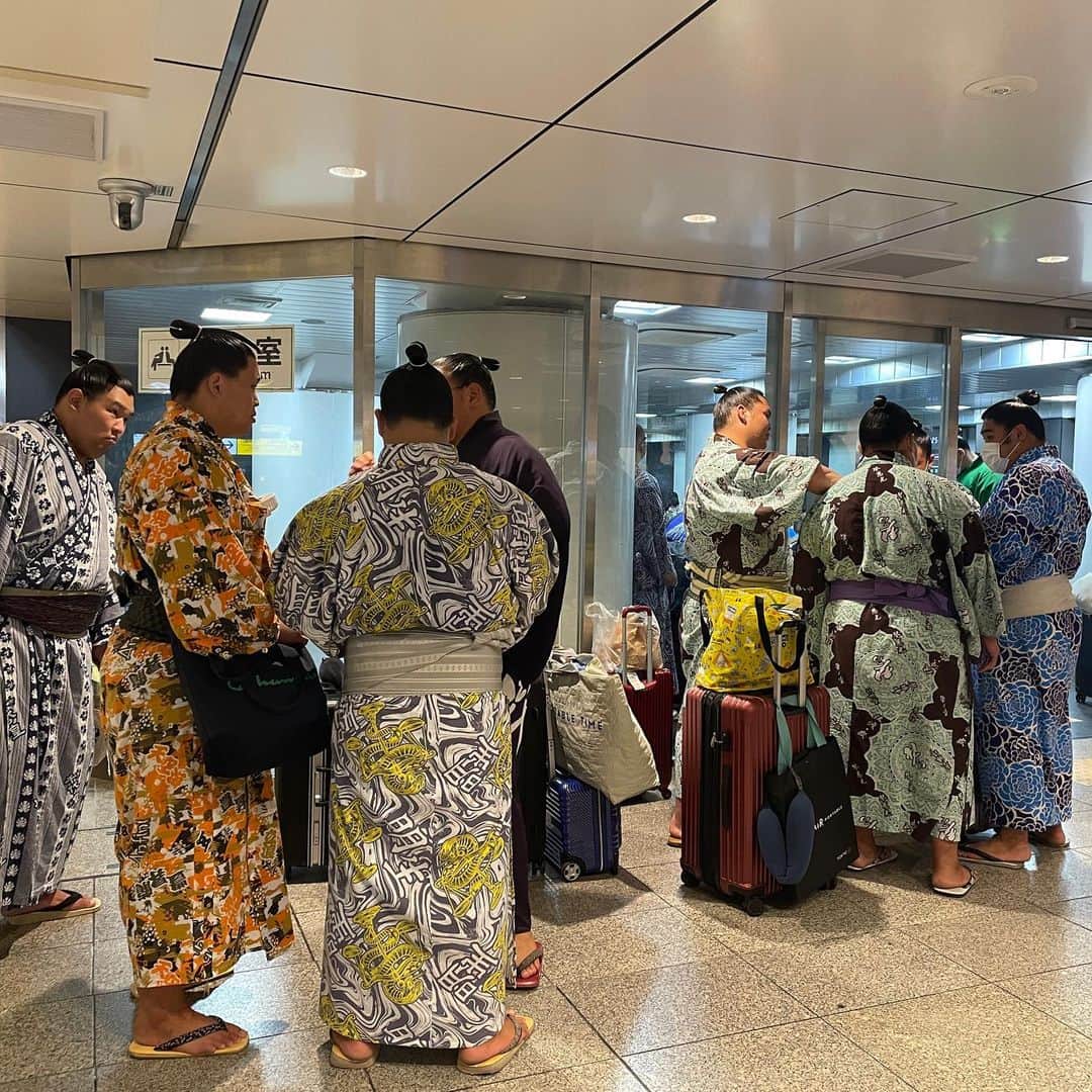 日本相撲協会さんのインスタグラム写真 - (日本相撲協会Instagram)「移動日の様子。  夏巡業の移動のため、東京駅で撮影した様子をお届け！ 力士をはじめとした親方や行司などの協会員がまとまって電車で移動する様を通称「相撲列車」とも言います。  @sumokyokai #sumo #相撲 #巡業 #力士 #お相撲さん #相撲列車 #東京 #東京駅 #電車 #tokyo #japan #japanculture #大栄翔 #宇良 #錦木 #朝乃山 #北の若 #琴ノ若 #若元春 #阿炎#玉鷲」8月18日 21時30分 - sumokyokai