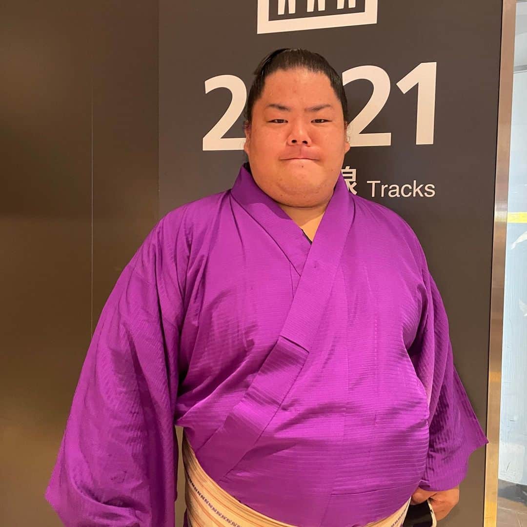 日本相撲協会さんのインスタグラム写真 - (日本相撲協会Instagram)「移動日の様子。  夏巡業の移動のため、東京駅で撮影した様子をお届け！ 力士をはじめとした親方や行司などの協会員がまとまって電車で移動する様を通称「相撲列車」とも言います。  @sumokyokai #sumo #相撲 #巡業 #力士 #お相撲さん #相撲列車 #東京 #東京駅 #電車 #tokyo #japan #japanculture #大栄翔 #宇良 #錦木 #朝乃山 #北の若 #琴ノ若 #若元春 #阿炎#玉鷲」8月18日 21時30分 - sumokyokai