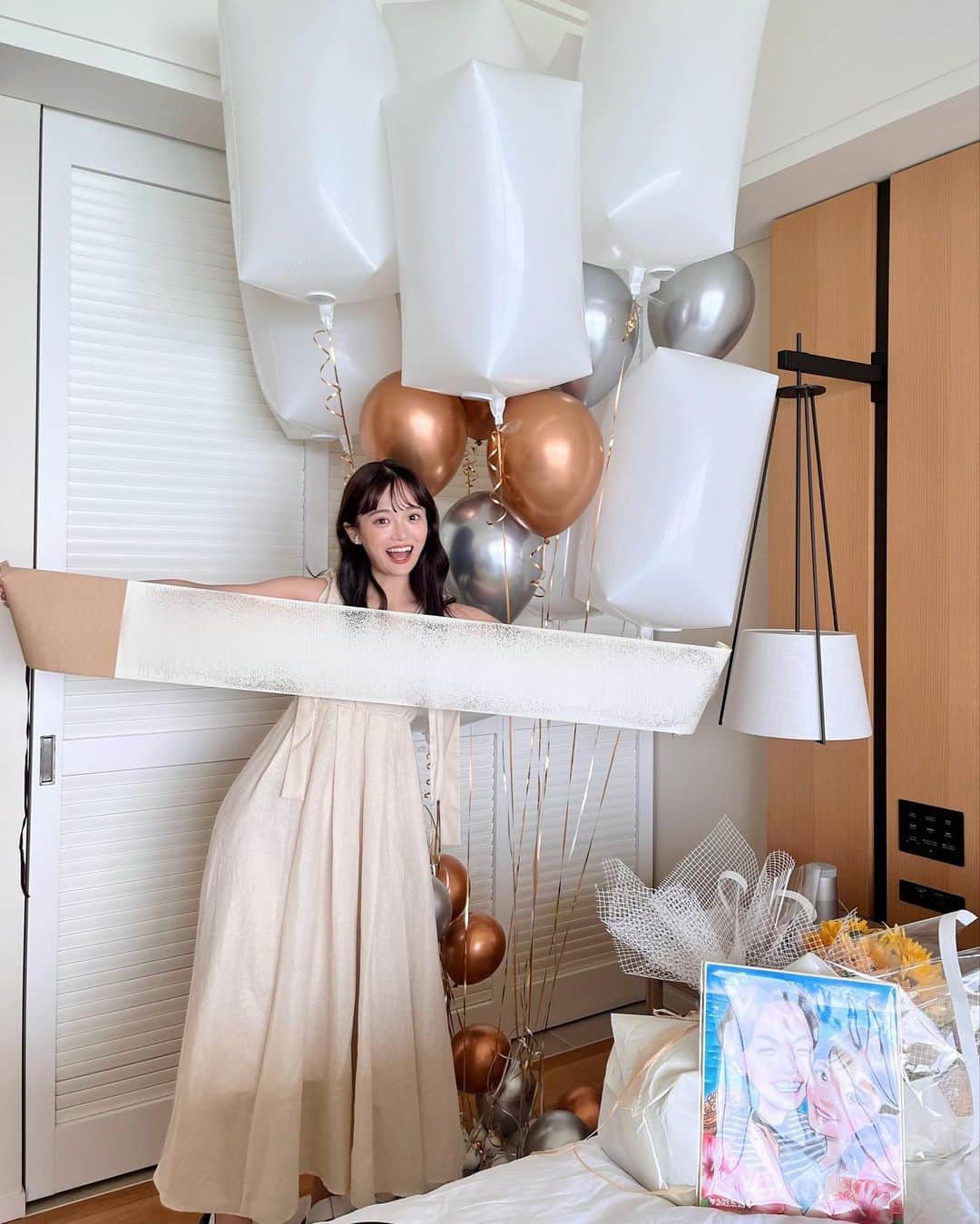 田久保夏鈴のインスタグラム：「たくさんの温かいメッセージ本当にありがとうございました🙇♡  新婚生活楽しみます😻  プロポーズの時に100本のひまわりもいただいてました🌻🌻🌻 思い出に残したかったので押し花加工の依頼をしてみました。届くの楽しみーッ！！！」