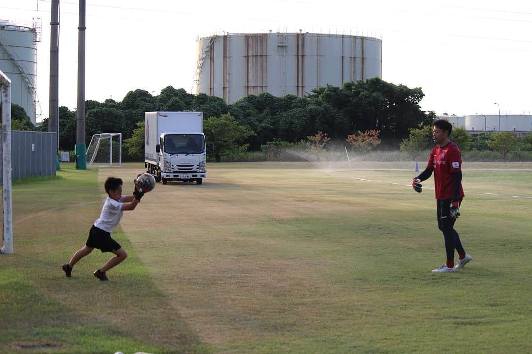 柴崎貴広さんのインスタグラム写真 - (柴崎貴広Instagram)「#長男 の #夏休みの思い出 in富山  カターレの練習場でトレーニング⚽️  練習後、サポーターの方々に差し入れを頂いたりして喜んでました！ ありがとうございました！  長男さん、サインまでお願いされて、ちゃっかり書いてました…笑  勘違いして、その日の夜からサインの練習を始めたのはここだけの話🤫  選手、スタッフ、サポーターの皆様に良くしていただいて最高の夏休みin富山だったそうです！  ありがとうございました！」8月18日 21時33分 - shibasaki26