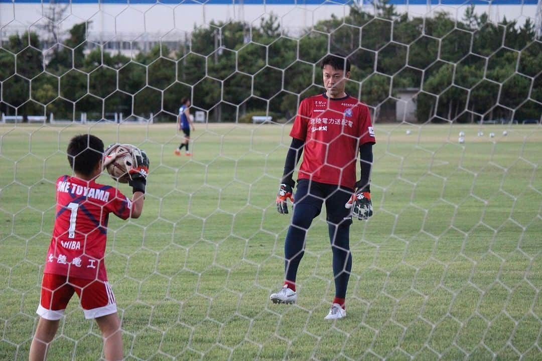 柴崎貴広のインスタグラム：「#長男 の #夏休みの思い出 in富山  カターレの練習場でトレーニング⚽️  練習後、サポーターの方々に差し入れを頂いたりして喜んでました！ ありがとうございました！  長男さん、サインまでお願いされて、ちゃっかり書いてました…笑  勘違いして、その日の夜からサインの練習を始めたのはここだけの話🤫  選手、スタッフ、サポーターの皆様に良くしていただいて最高の夏休みin富山だったそうです！  ありがとうございました！」