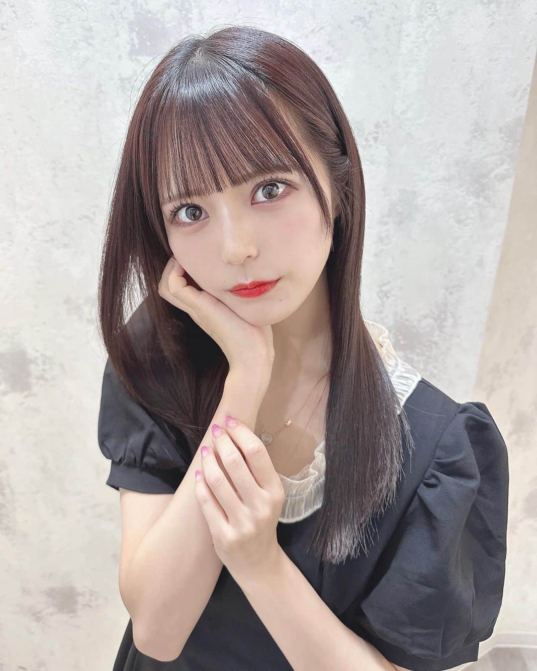 のインスタグラム：「サラサラヘアー૮ . ̫ .｡ ა  @she2_masa さんに 髪質改善してもらいました🤍 サラサラになって嬉しい〜！  お友達の旦那さんで 友達の話たくさんして楽しかったです💭  サラサラすぎて髪の毛触る度 るんるんしてる〜！ サラサラろーるどうかな？ ありがとうございました🌸  #ストレート#髪質改善#美容院#サラサラヘアー #サラサラ#トリートメント#アイドル#黒髪ぱっつん #雰囲気好きな人いいね#美容院#サロンモデル#サロモ」