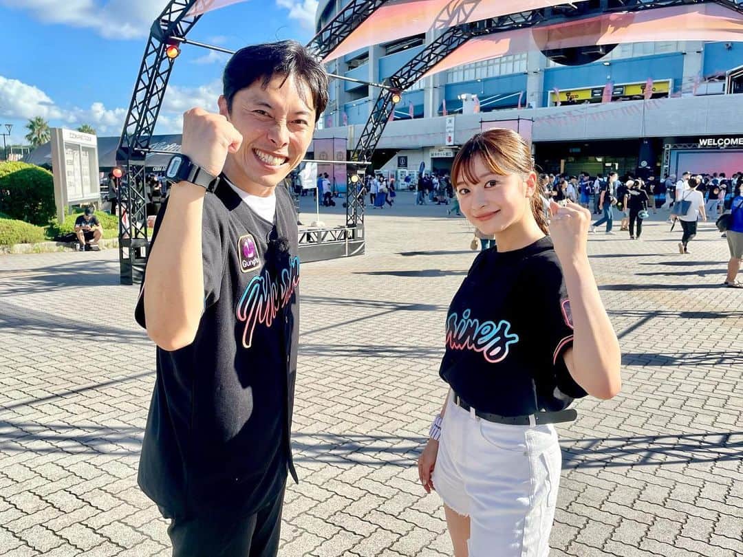 菊池柚花のインスタグラム：「. . . 明日8/19(土)12時30分〜、J:COMチャンネルにて放送の 千葉ロッテマリーンズ応援番組 「MARINES FREAKS」#34 出演させていただきます！  始球式ぶりにお会いした “こにわさん“ と、 「BLACK SUMMER WEEK」をリポートしてきました🎤✨  私のBSWも7/6東京ドームから始まり、可愛いBSWユニフォームと共に野球はもちろん、イベントごとも楽しませていただきました！  外周で行われていたアーバンスポーツや夜空を彩る花火、食いしん坊な私にとっては球場を囲む数々のキッチンカーも魅力的すぎました🤤 特にスマホライトにシールを貼って作る色とりどりの光の演出は、毎回とっても綺麗でうっとり…❤️🧡💚  球場に足を運ぶみなさんと同じ時間を過ごし、 様々な感動を共有できるって改めて本当に素敵で最高ですね☺️⚾️」