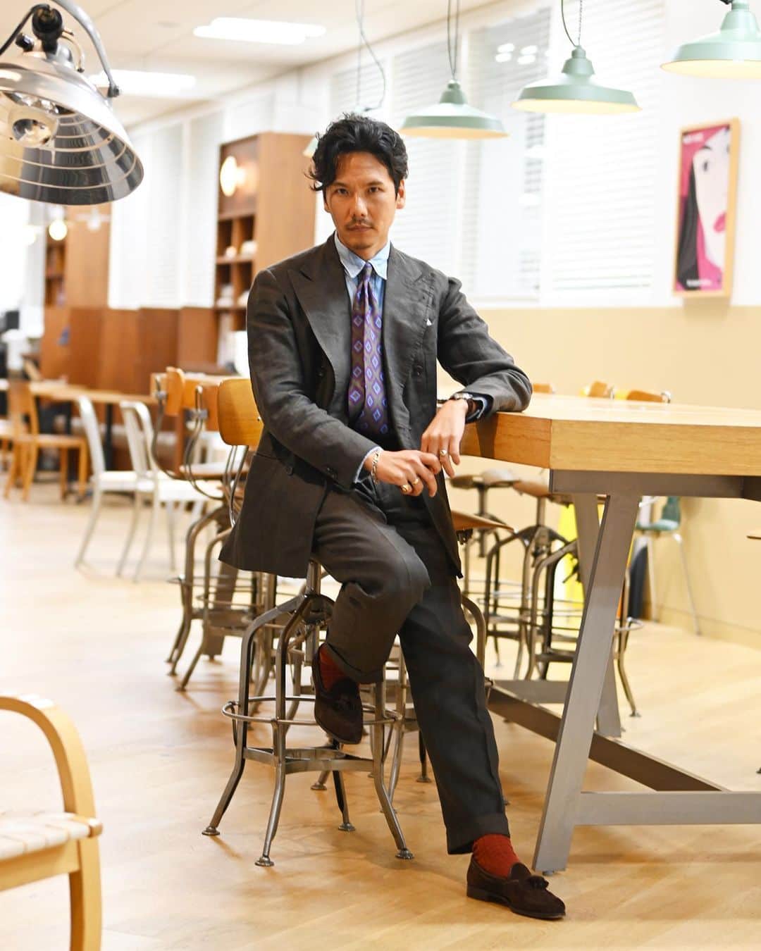 Shuhei Nishiguchiさんのインスタグラム写真 - (Shuhei NishiguchiInstagram)「"Summer Suit Style"◀◀︎◀︎6pics 真夏のスーツスタイル。 こんなに暑くてもネクタイを締める日もある。 それが洋服屋です。  【ITEM】 Suit： @alfonso.sirica  Shirt： maverick 60's Pocket square： vintage Tie： @emarinella  Shoes： @edwardgreen1890  Watch： @jaegerlecoultre 40's  #beamsf #sartorial #gentlemanstyle #bespoketailoring #vintagewatch #suitstyle #outfitmen」8月18日 21時38分 - shuhei_nishiguchi