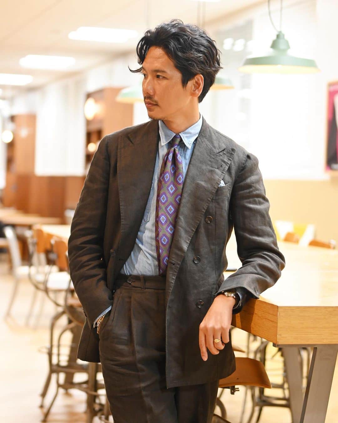 Shuhei Nishiguchiさんのインスタグラム写真 - (Shuhei NishiguchiInstagram)「"Summer Suit Style"◀◀︎◀︎6pics 真夏のスーツスタイル。 こんなに暑くてもネクタイを締める日もある。 それが洋服屋です。  【ITEM】 Suit： @alfonso.sirica  Shirt： maverick 60's Pocket square： vintage Tie： @emarinella  Shoes： @edwardgreen1890  Watch： @jaegerlecoultre 40's  #beamsf #sartorial #gentlemanstyle #bespoketailoring #vintagewatch #suitstyle #outfitmen」8月18日 21時38分 - shuhei_nishiguchi