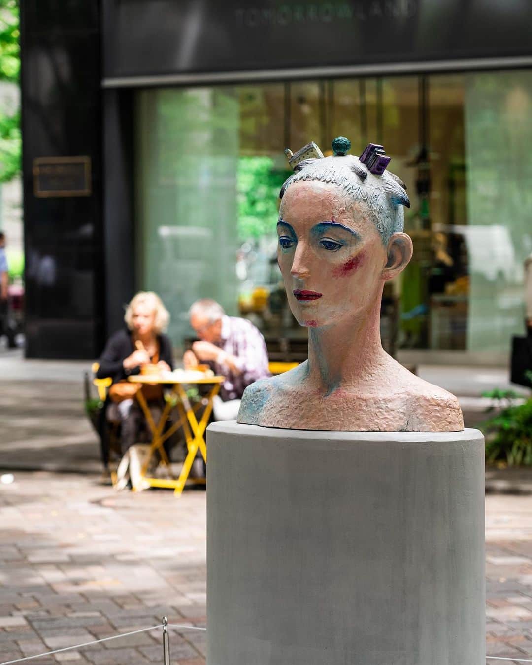 Promoting Tokyo Culture都庁文化振興部のインスタグラム：「Marunouchi is an area where an array of public art adorns the streets. This district isn't just a hub for offices and shopping, it's also emerging as a fresh artistic hotspot in Tokyo.  -  街中を様々なパブリックアートが彩る丸の内。 オフィス街・ショッピング街としてのみならず、東京の新たなアートスポットとしても注目されています。  #tokyoartsandculture  #marunouchi #marunouchistreetgallery #丸の内 #丸の内ストリートギャラリー #artoftheday #fineart #artstagram #artlover #fineartphotography #art_of_japan_ #artjournal #artworld #artphoto #arthistory #finearts #artworkoftheday #artandculture #artsandculture #artculture #instaartlovers #loveofart #artexperience #culturalexperience #artlovefeed #cultureofcreatives #creativeart #publicart #publiccliations #publicartwork」
