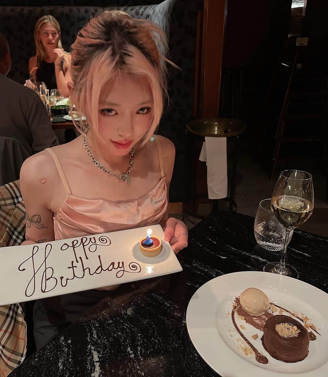 Eva Cheung☆さんのインスタグラム写真 - (Eva Cheung☆Instagram)「😈OH YEAH !TODAY IS MY BIRTHDAY 🎂🎶  Thankful for the people around me  making another year of my birthday so special 🎂💐  #818 #birthdaygirl #魔女模式啟動」8月18日 21時41分 - eva_pinkland