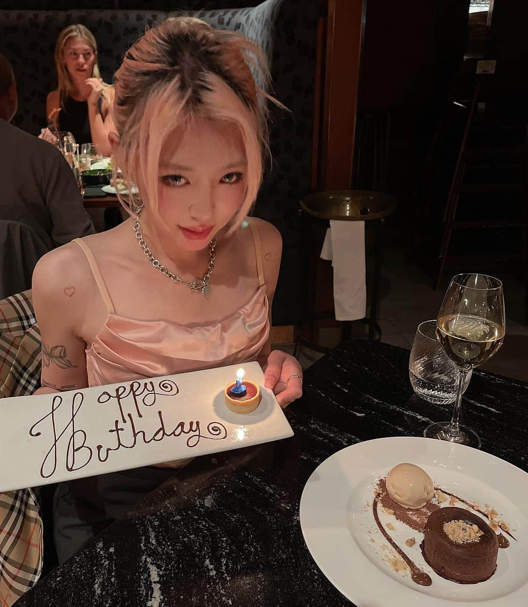 Eva Cheung☆のインスタグラム：「😈OH YEAH !TODAY IS MY BIRTHDAY 🎂🎶  Thankful for the people around me  making another year of my birthday so special 🎂💐  #818 #birthdaygirl #魔女模式啟動」