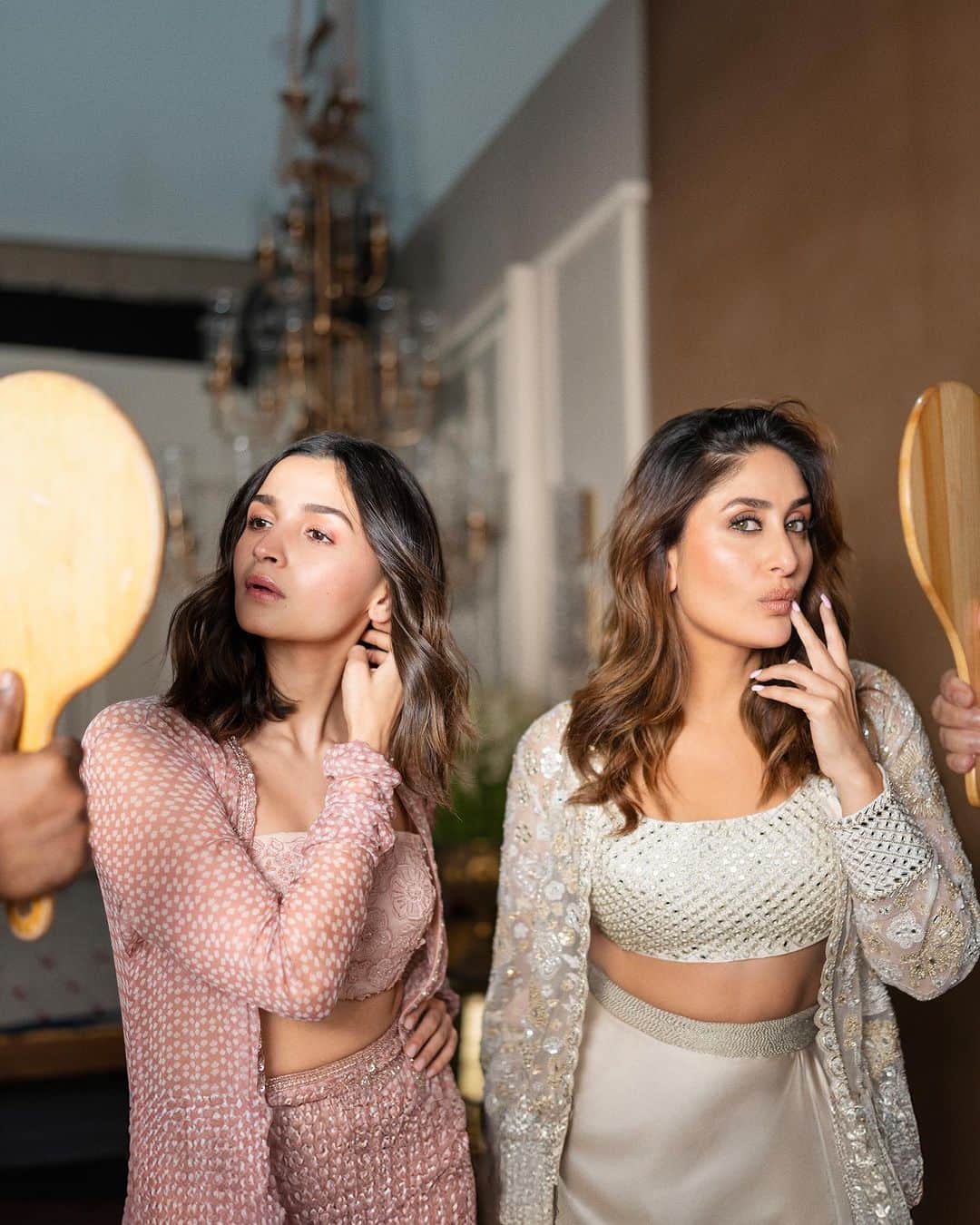 アリア・バットのインスタグラム：「💁‍♀️🪞♥️ Can it get any better… 😉  P.S. Can someone please cast us in a film together…although we may spend most of our time on set reflecting 🪞😋」