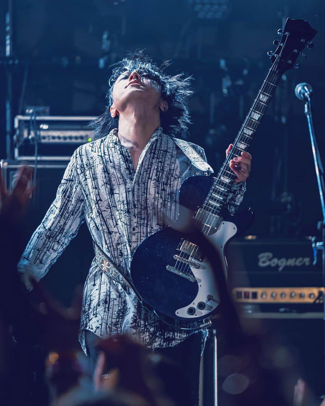 結生のインスタグラム：「ライブ中の話 最近、目を瞑ったり上を向いたりする事が多い これは気持ち良くギターが弾けている結生の習性です この音が遠くまで届くといいな♪」