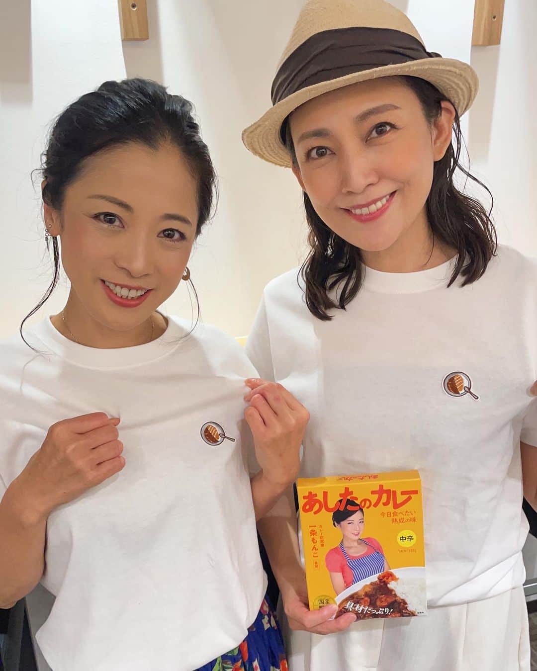 一条もんこさんのインスタグラム写真 - (一条もんこInstagram)「明日8/19(土)午前9時〜9時52分 田中美里さんがパーソナリティのFMラジオ『Sompo Japan presents MORNING CRUISIN』ゲスト出演します。  美里さんがもんこTシャツ着てくれましたぁぁ😍 全力カレートークradikoでも聞けます💕 よろしくお願いいたします❣️ bayfm.co.jp/program/misato/ #FM#Sompo Japan presents MORNING CRUISIN#ラジオ#カレー#curry#ラジオ出演#田中美里#一条もんこ」8月18日 21時54分 - monko1215