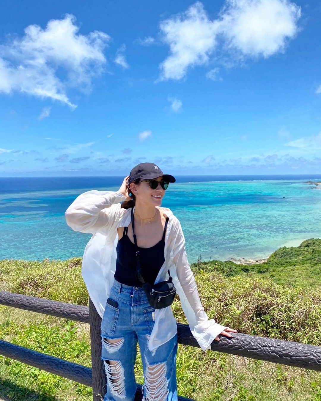 のインスタグラム：「そしてこちらは忘れた時期のいつだかの休みに、初めての石垣島に行きました⛱️  こうしてみると休みを見つけると私は、 海へ海へと私ばっか向かっていってるので 相当海に片想いしています🪼✨  泳げないくらいカタヅチですし、 海の上辺ばっか見て癒されているだけですし、 なんの潜りもしないのです。  でも海の大きさと私には理解できない神秘さと太陽と共同作業の先に見えるこの青い色が好きになる理由だったのかもしれません。  海を見ると心から気持ちよくなりますよね☺️  あぁこの海と暮らしているんだって、 幸せになったり、今の考え事をサラッと奪い去って持っていってくれたり✨  考え事や地球のおっきさを確実なりとも計り知るには、力のある自然に任せるのが、おすすめです、私には☺️  この景色を見るために人は(自分)また がんばるんです☺️✨✨」