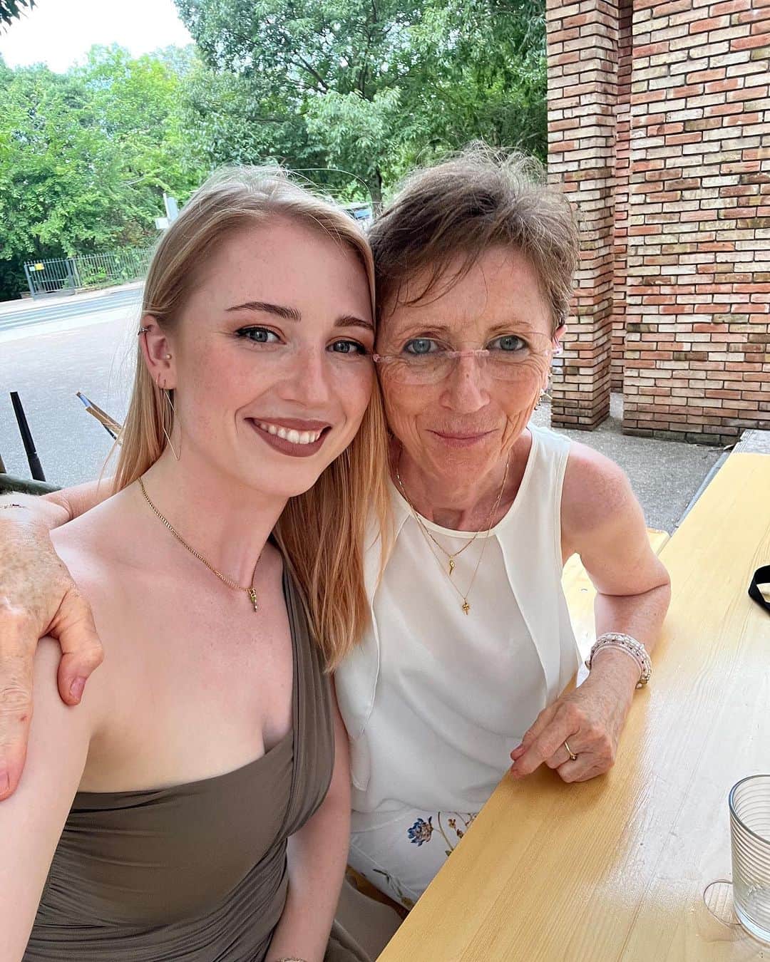ティファニー・ザホースキのインスタグラム：「Sharing some special moments with mama ❤️」