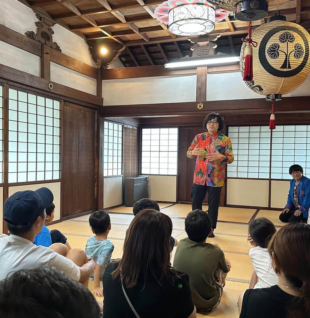 松原タニシさんのインスタグラム写真 - (松原タニシInstagram)「今日は京都 裏寺町の髙野堂妙心寺さんの地蔵盆に 後輩のにしね・ザ・タイガーと2人で よんでいただきました🐚🐯 （4月の生誕祭ぶりの共演でした）  阿弥陀如来様に見守られながら 怪談を披露しました👻（貴重!!!）  夏休み中の子どもたちに囲まれて 楽しい地蔵盆でした🍉  #京都 #髙野堂妙心寺 #地蔵盆 #にしねザタイガー #松原タニシ」8月18日 21時50分 - tanishi_m