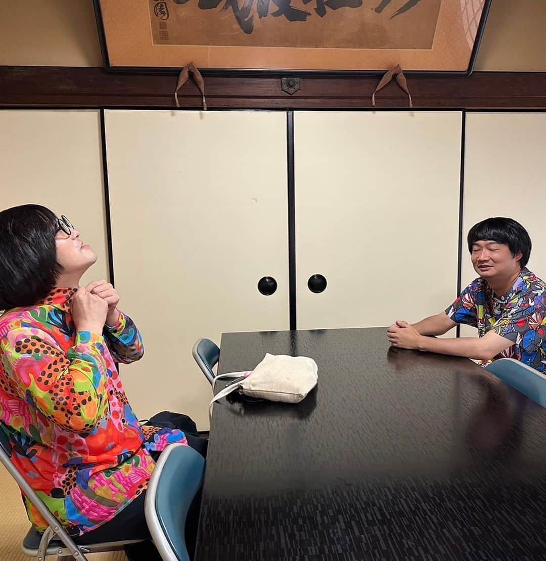 松原タニシさんのインスタグラム写真 - (松原タニシInstagram)「今日は京都 裏寺町の髙野堂妙心寺さんの地蔵盆に 後輩のにしね・ザ・タイガーと2人で よんでいただきました🐚🐯 （4月の生誕祭ぶりの共演でした）  阿弥陀如来様に見守られながら 怪談を披露しました👻（貴重!!!）  夏休み中の子どもたちに囲まれて 楽しい地蔵盆でした🍉  #京都 #髙野堂妙心寺 #地蔵盆 #にしねザタイガー #松原タニシ」8月18日 21時50分 - tanishi_m