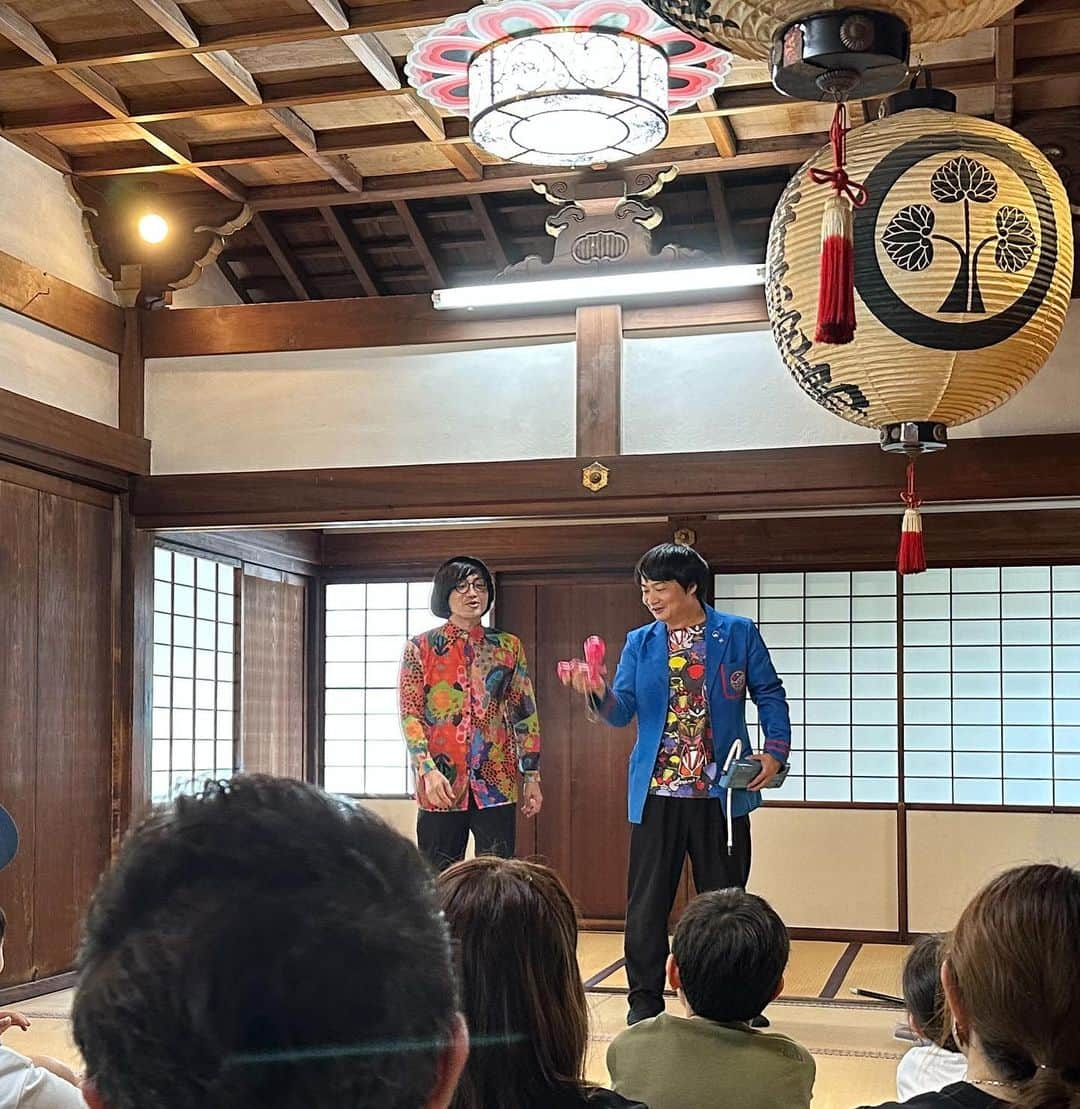 松原タニシさんのインスタグラム写真 - (松原タニシInstagram)「今日は京都 裏寺町の髙野堂妙心寺さんの地蔵盆に 後輩のにしね・ザ・タイガーと2人で よんでいただきました🐚🐯 （4月の生誕祭ぶりの共演でした）  阿弥陀如来様に見守られながら 怪談を披露しました👻（貴重!!!）  夏休み中の子どもたちに囲まれて 楽しい地蔵盆でした🍉  #京都 #髙野堂妙心寺 #地蔵盆 #にしねザタイガー #松原タニシ」8月18日 21時50分 - tanishi_m