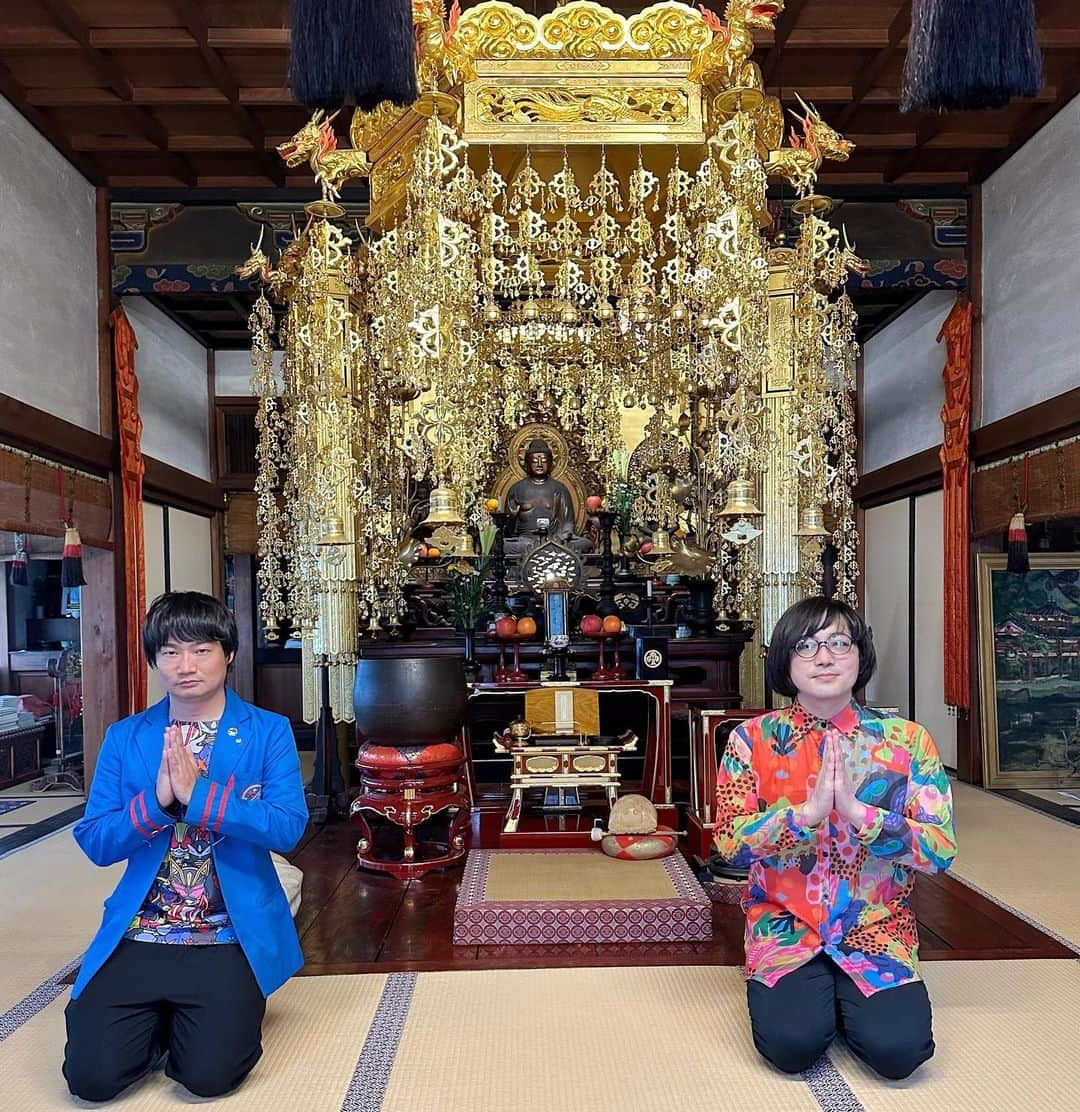 松原タニシのインスタグラム：「今日は京都 裏寺町の髙野堂妙心寺さんの地蔵盆に 後輩のにしね・ザ・タイガーと2人で よんでいただきました🐚🐯 （4月の生誕祭ぶりの共演でした）  阿弥陀如来様に見守られながら 怪談を披露しました👻（貴重!!!）  夏休み中の子どもたちに囲まれて 楽しい地蔵盆でした🍉  #京都 #髙野堂妙心寺 #地蔵盆 #にしねザタイガー #松原タニシ」