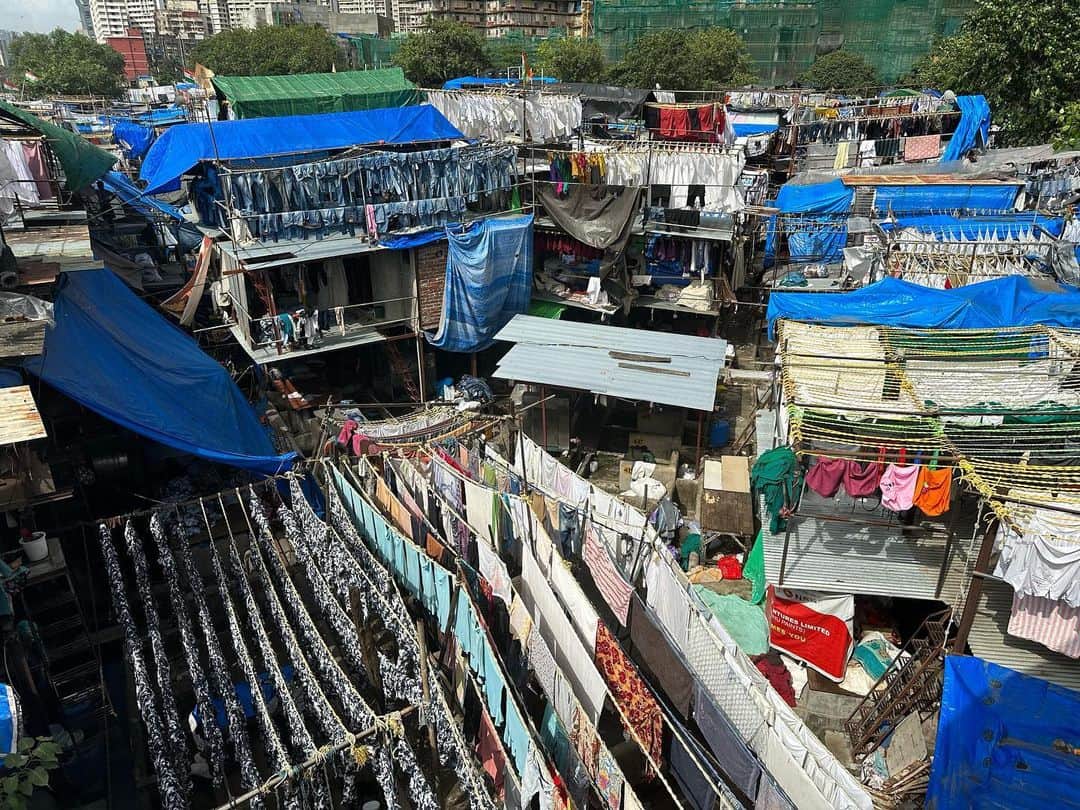山中真さんのインスタグラム写真 - (山中真Instagram)「・ ムンバイのお仕事①  インド最大の洗濯場、 ドビーガート。  140年前から人の力で 大量の洗濯物を 洗い続けている場所。  洗濯屋さんが826軒、 3000人もの職人さんが いるそうな。  高層ビルのすぐ足元で なんとも不思議な光景です。  #mbs #よんチャンtv  #毎日生中継 #山ちゃん中継 #インド　#ムンバイ #ドビーガート　#洗濯場」8月18日 21時51分 - makorine1120