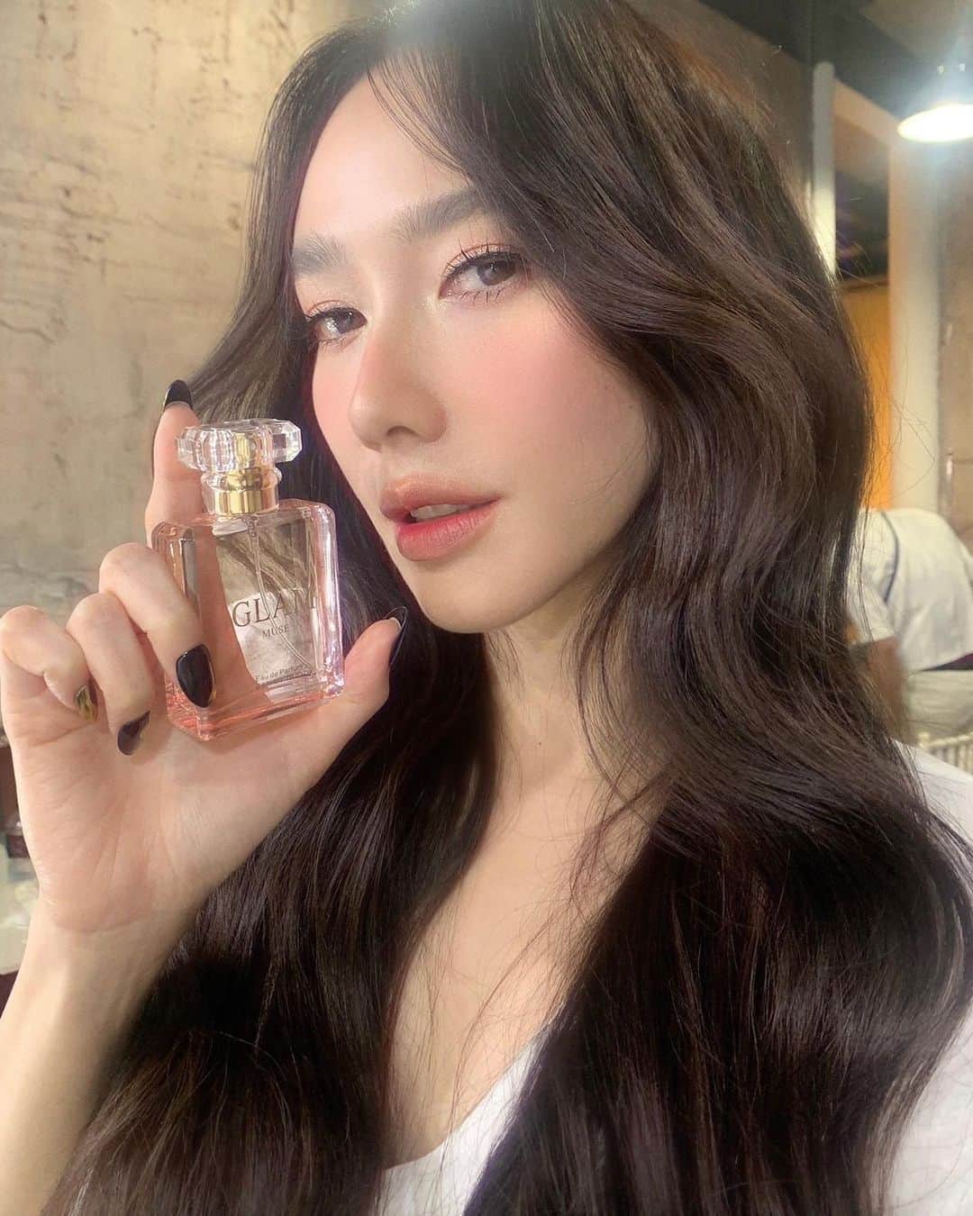 アム・パチャラパーのインスタグラム：「กลิ่นโปรดของอั้ม❤️  #น้ำหอมอั้มน้ำหอมแกรม #ชีวิตติดGLAM #GLAMcollection #Madamefin @madamefin_official」