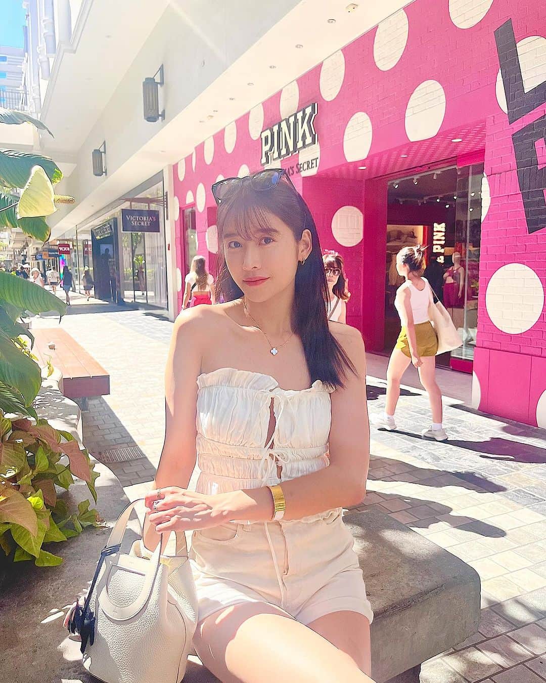 川口優菜のインスタグラム：「. 皆さん何時もYUNAŚCHOICEを 愛用して頂き本当にありがとうございます😳💓  YUNAŚCHOICEと言うブランド名は、凄く深い意味があって、 少しお話しさせてください🥹  もちろん不快に思う方は、 スルーしてください😳😳  ↓ 私は長くモデル業をしてきた中で、 沢山のインスタPR案件や美容商品の プレゼントを頂いてきました。  その中で良いと思えたものは、 一つもなく何時もひっそり宣伝もされていない、 商品や自分が身体で試したダイエット法が一番効果がありました。  モデルさんや表に出ている方は、 何時も真剣に自分の見た目と向き合っています。  生活は見た目一つで、 仕事がなくなったりと一瞬で変わってしまうんです。  私はモデル仲間が悩んできている姿を見ているので、 知っています😳  そしてテレビにでたり、 雑誌に出たり、人前に立つ事は間違いなくストレスです！ もちろん自分で選んだお仕事だとしても、ストレスなんです😳  そんな中、自分が本当に綺麗でいれたら過酷なお仕事もすごく楽しい時間へと変わる。そう私はモデル経験から学びました！  だって可愛くいれたら、 お肌も綺麗でいれたら、 理想の体型でいられたら、 誰だって毎日楽しい！！  だからこそ、本当にいいもの！ 結果がついてくるもの！  を発信したいと私は強く前から思ってました。 日本語が上手く話せなくて、昔イジメにあったり、 当日は65kgもあり私のモデルキャリアは21歳までうまくいかなかったから辛い気持ちやうまくいかない人の気持ちがわかるんです😳  だからこそ時間がかかっても、 自分のブランドができるまで、 他社ブランドは一切PRしてきませんでした。 過去の写真を見ても出てきません。  一生懸命自分磨きをしている人に対して、 効果が曖昧なものを自分の利益のために宣伝する事は、 すごく失礼だと私は思っています。  最近ではインスタグラマーさんが、 あらゆるブランドを宣伝していますが、 とっさに使わなくなりました！などよく見ますが、 私には理解ができない！！🥹🥹  今までその人を信じて、 購入していた人はどうなっちゃうの？  そうゆう方も多くて本当に残念な、 気持ちになります🥺  私はもうモデルとして売れたり、沢山メディアに出る事は、 昨年の出来事から諦めたけれど、 モデルで学んできたことにはプライドがあります😳‼️✨  なのでこれからは、 私が選んだ物を誰かを輝かせる為に  「欲しいのは、結果。」 「自宅で高級素肌」 「自宅で美容クリニックレベルのスキンケア」  わがままだって、自己中だっていい！ 私の性格のわがままを活かした、 開発をしていきたいと思います🙇‍♀️💓  あの時悔しかった気持ち。 15年モデルをやっていても、あっという間に捨てられる。  本当に情けない。  あの私が流した涙が誰かのためへと変われるよう、 私はこれからも頑張ります😭😭  長々すみません😭 気持ちがありすぎてついつい長くなってしまいます🥹🥹  何時も皆様には感謝していて、 そんな気持ちを大切に頑張らせて頂いてます。  本当に本当にありがとう。 #YUNAŚCHOICE」