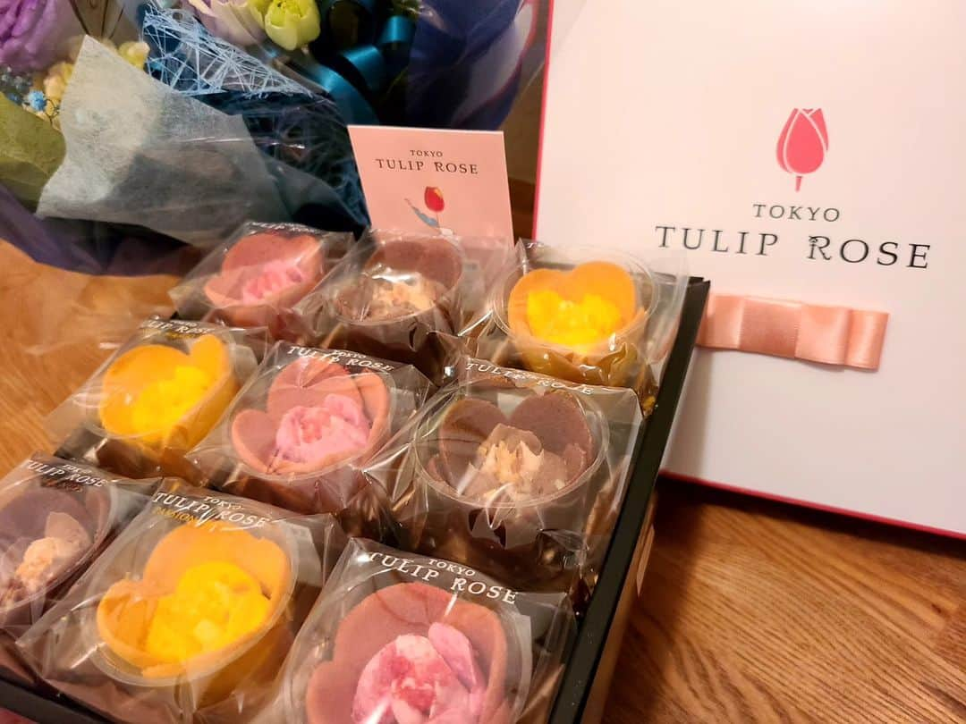 松本康太さんのインスタグラム写真 - (松本康太Instagram)「『TULIP ROSE』  いただきもので1度食べたことがあってとっても美味しかったお菓子(*^^*)　  ラングドシャクッキーでチューリップ♪中にショコラクリームでローズを表現してるのです！　  #チューリップローズ#tuliprose#パティシエ#金井理仁 さん#お菓子#レギュラー松本#あるある探検隊#tokyotuliprose」8月18日 21時57分 - aruarutankentai.matsumoto