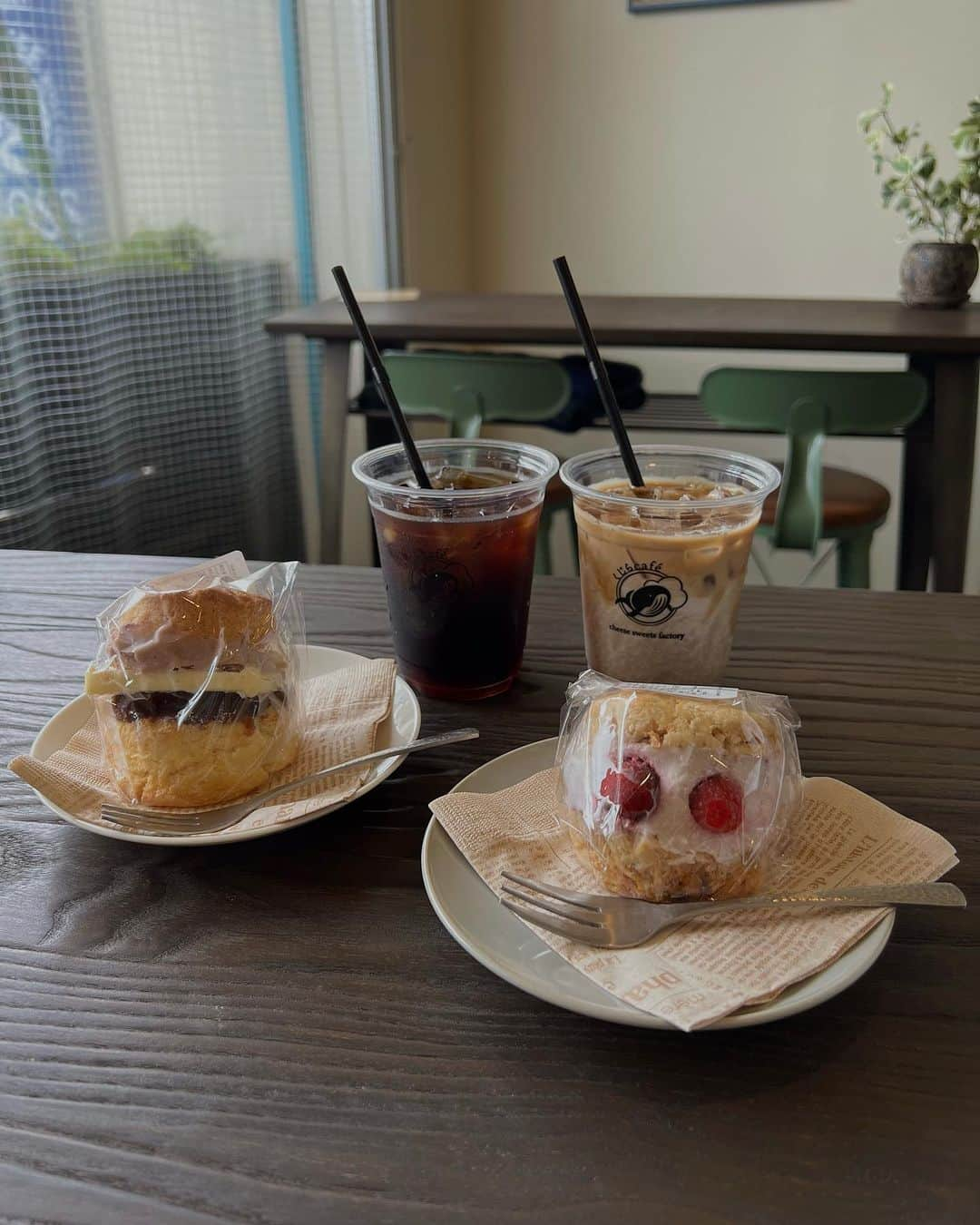 みらいにすたのインスタグラム：「. . 久々のお友達とcafeしたー！ 短い時間だったけど楽しかった🤤 . . クリームチーズのスコーンが美味しかったよ！ 木苺のスコーン食べたかったー！ スコーンめっちゃ好き。どのくらい好きかというとスタバのフードは1番スコーンが好きなほど。伝わりづらい笑 どのくらいスコーンが好きかというと家で相当暇な時に作るくらい（伝わりづらい！2回目） . . @kujira.farm  店内も可愛くて、スコーンもおいしくて…🩷🩷 スコーン自体はずっしり系というよりはもっと食べやすいふわっと軽めなスコーンで何かが練り込まれていた！フルーツ！それが何かはわからなかったんだけど、美味しかったー🤤 かわい子ちゃんと行ったもんだから映え写真を撮らずにはいられなかったわ😙 4・5枚目 . 4・5枚目を撮ってる時の映えてない私を6枚目に添えときますw . . 店内に誰も居なかった早めの時間帯に行ったから自由に写真撮ってしもうた🙏🏻❤️❤️ . ママのたまにのご褒美でした❤️❤️ . . 次回の投稿は美少女戦士おみえどんとの写真を投稿しよう😘 . . #鹿児島カフェ #鹿児島グルメ #ママのご褒美 #ズボラ主婦 #2児のママ」