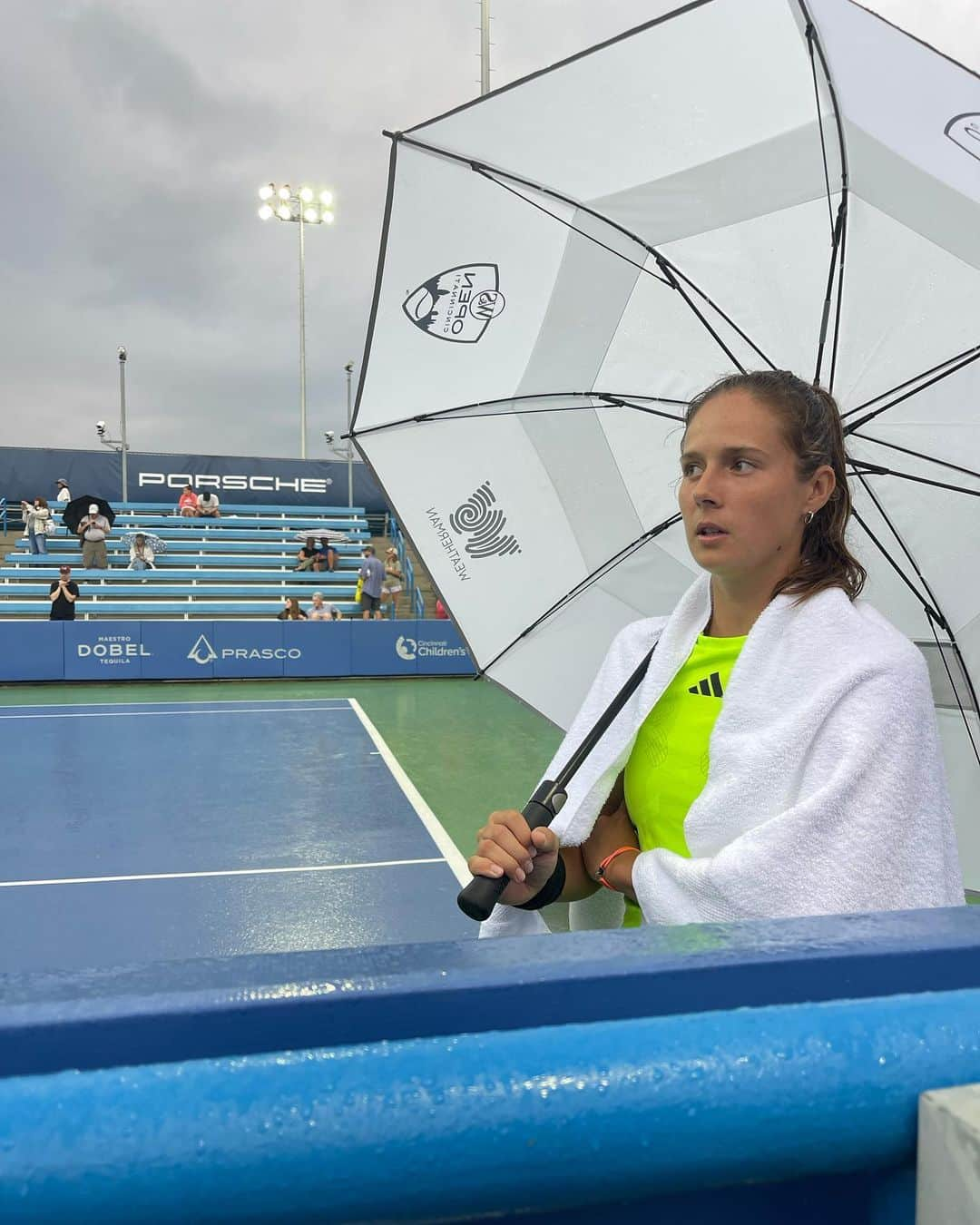 ダリア・カサトキナのインスタグラム：「Most random photo I have from a tennis match. 2nd pic said it all🙄 #weneedroof」